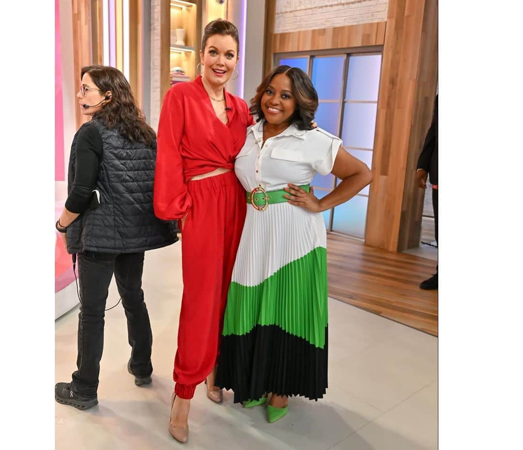 ベラミー・ヤングさんのインスタグラム写真 - (ベラミー・ヤングInstagram)「Just a TERRIBLE time yesterday with @sherrieshepherd on her fancy, fabulous @sherrishowtv ! 🤣🥰🎉 Bunny, thank you for having me on to talk abt #understandingHE &, happily, so much other juiciness. 🤓 Thank you to my glam team too! Hope everyone is having a beautiful day- & happy almost weekend! Much love! ❤️💗❤️💗❤️  top & pants @silviatcherassi  jewelry @davidyurman  pumps @louboutinworld  styling @lucakingston  styling assistant @douglasmrwright  tailor @kerryphelandesigns  makeup @gitabass  hair @johnnygaita」10月7日 5時32分 - bellamyyoung