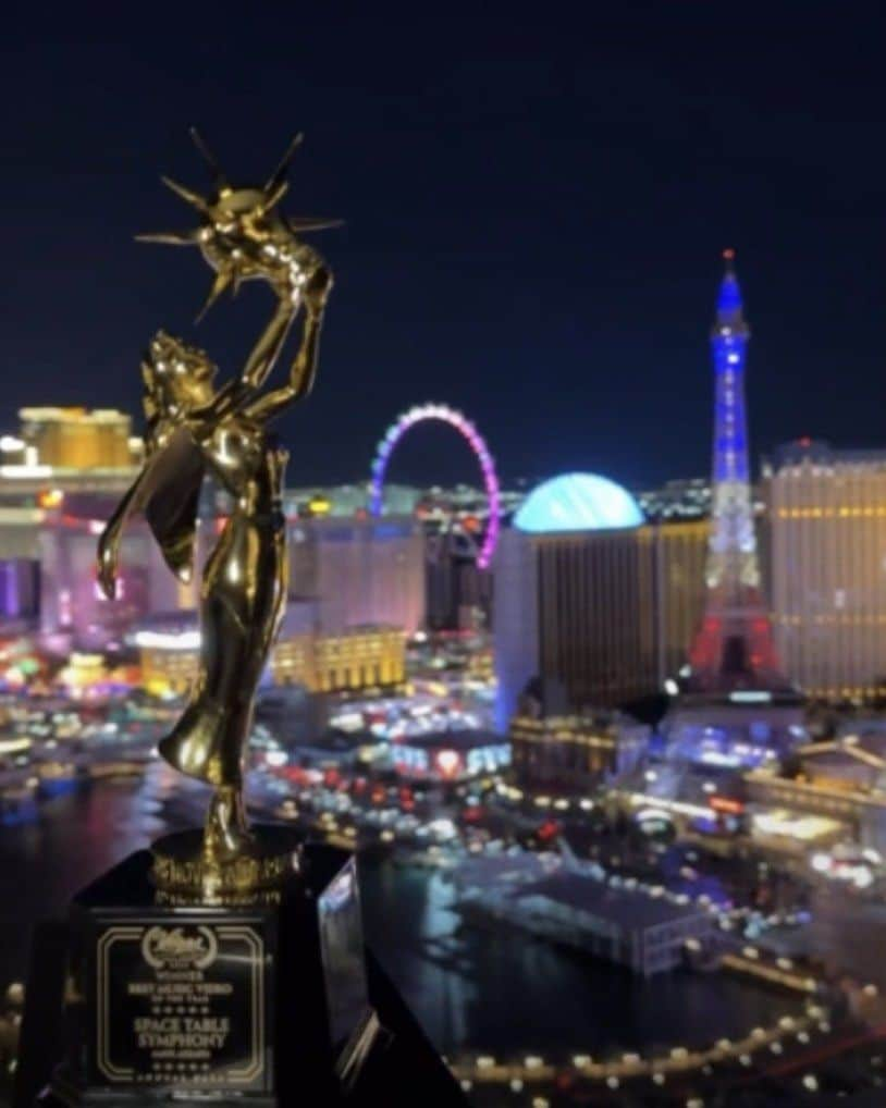 デイヴィッド・ギャレットさんのインスタグラム写真 - (デイヴィッド・ギャレットInstagram)「We won best music video! What happens in Vegas goes to Germany!  @vegasmovieawards  @mayk_azzato  @bernd_breiter  @timmaelzer_official    #davidgarrett #spacetablesymphony #hrsinfonieorchester」10月7日 5時34分 - davidgarrettinsta