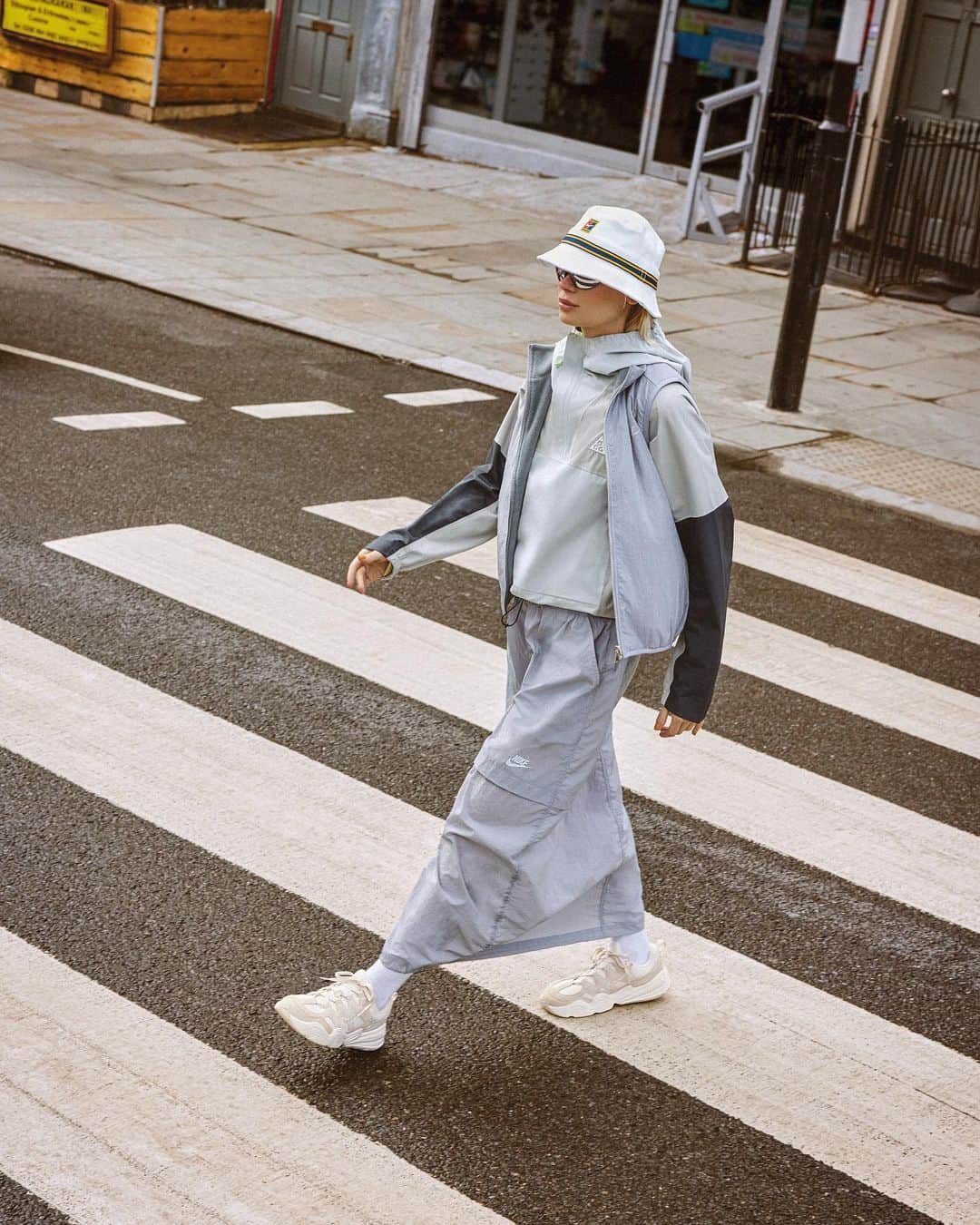 Nike Womenさんのインスタグラム写真 - (Nike WomenInstagram)「Swipe ➡️ for some outfit inspo straight from London 🏴󠁧󠁢󠁥󠁮󠁧󠁿  We tapped London born and raised style curator @miraalmomani to share some of her favorite local trends. Model assist via her best friends 🤝 Tap to shop their Nike must-haves 💘」10月7日 5時36分 - nikewomen