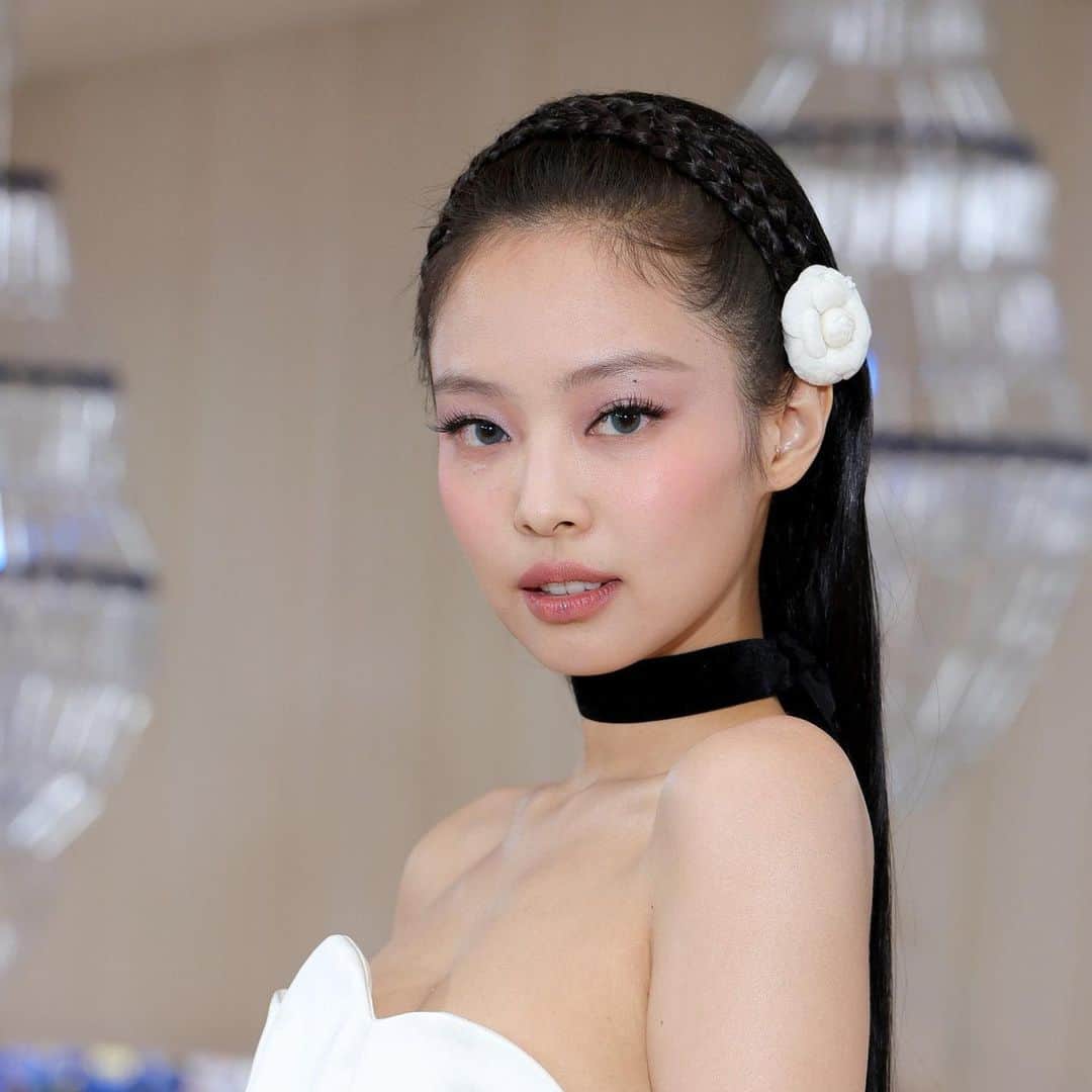 Vogue Beautyさんのインスタグラム写真 - (Vogue BeautyInstagram)「Your wedding day is a celebration of the love you and your partner have found and fostered—which means your wedding makeup should feel as personal as possible, but it’s never a bad idea to get inspired by of-the-moment beauty looks from your favorite stars. Think @kendalljenner’s overlined nude lip, @zendaya’s subtle surrealist lashes, #JennieKim’s petal pink details, @oliviarodrigo’s flick of eyeliner, and beyond. Tap the link in our bio to get inspired by 35 wedding makeup ideas inspired by standout red-carpet moments.」10月7日 5時40分 - voguebeauty