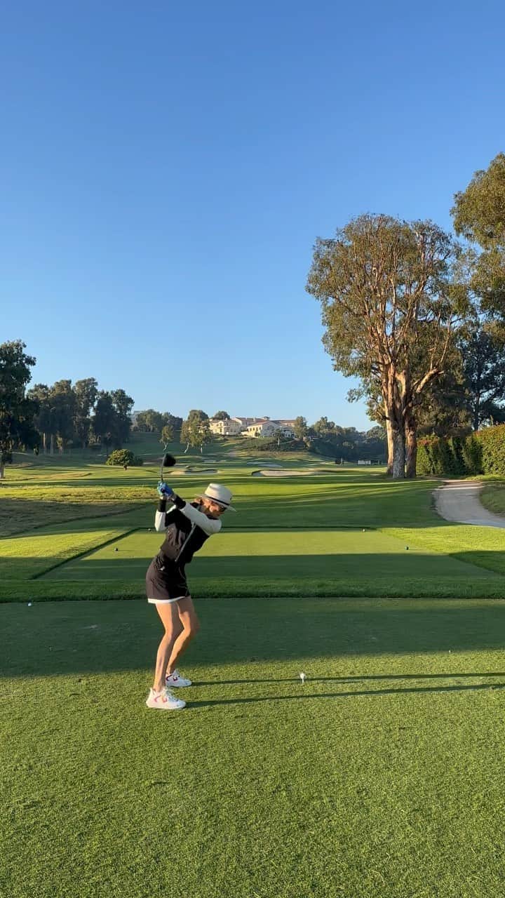 アンナ・ローソンのインスタグラム：「👩‍👧‍👧⛳️💙 #pxgapparel #pxgtroops」