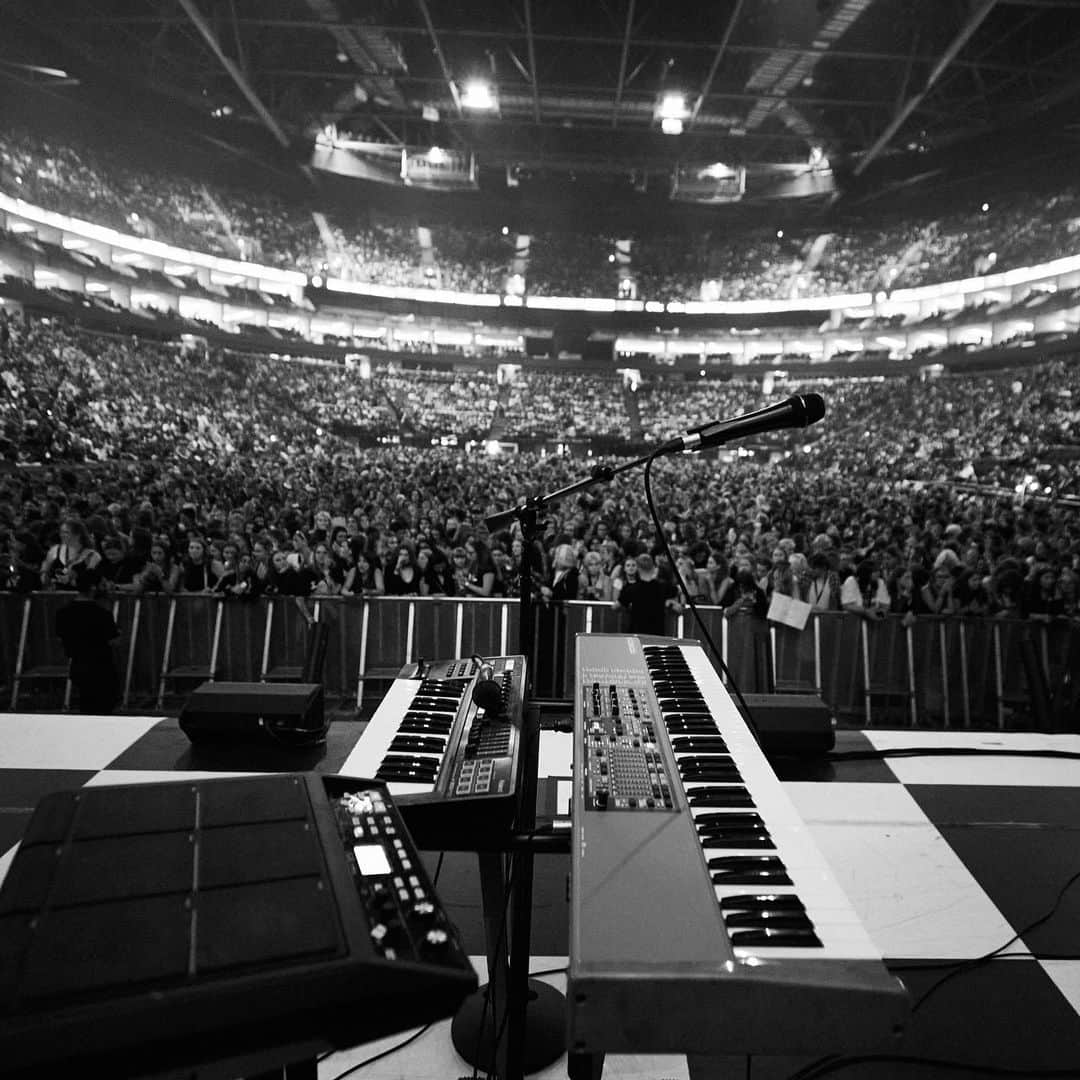 Mali-Koa Hoodさんのインスタグラム写真 - (Mali-Koa HoodInstagram)「📍 O2 Arena, London 🇬🇧😭😭😭 I’m not crying, you are. Half way through the @5sos tour and I could write something long winded, but the music speaks for itself. A year ago we hadn’t even played a gig as a duo. 20,000 last night. Thankyou everyone who has ever listened, that was one for the bucket list. 📸 @eddymassarella」10月7日 5時50分 - malikoa