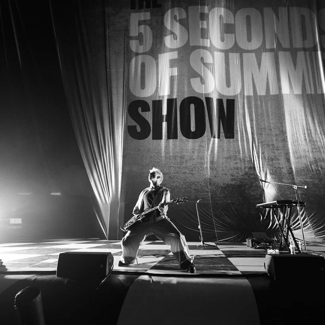 Mali-Koa Hoodさんのインスタグラム写真 - (Mali-Koa HoodInstagram)「📍 O2 Arena, London 🇬🇧😭😭😭 I’m not crying, you are. Half way through the @5sos tour and I could write something long winded, but the music speaks for itself. A year ago we hadn’t even played a gig as a duo. 20,000 last night. Thankyou everyone who has ever listened, that was one for the bucket list. 📸 @eddymassarella」10月7日 5時50分 - malikoa