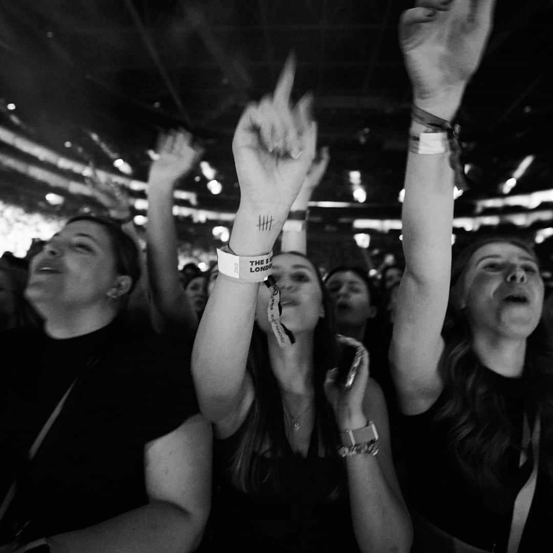 Mali-Koa Hoodさんのインスタグラム写真 - (Mali-Koa HoodInstagram)「📍 O2 Arena, London 🇬🇧😭😭😭 I’m not crying, you are. Half way through the @5sos tour and I could write something long winded, but the music speaks for itself. A year ago we hadn’t even played a gig as a duo. 20,000 last night. Thankyou everyone who has ever listened, that was one for the bucket list. 📸 @eddymassarella」10月7日 5時50分 - malikoa