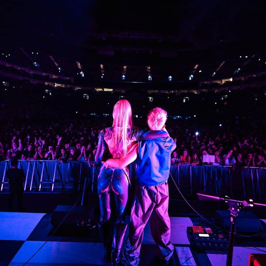 Mali-Koa Hoodさんのインスタグラム写真 - (Mali-Koa HoodInstagram)「📍 O2 Arena, London 🇬🇧😭😭😭 I’m not crying, you are. Half way through the @5sos tour and I could write something long winded, but the music speaks for itself. A year ago we hadn’t even played a gig as a duo. 20,000 last night. Thankyou everyone who has ever listened, that was one for the bucket list. 📸 @eddymassarella」10月7日 5時50分 - malikoa