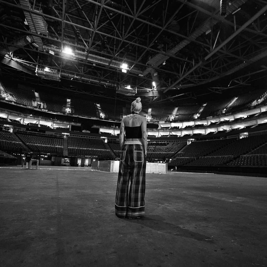 Mali-Koa Hoodさんのインスタグラム写真 - (Mali-Koa HoodInstagram)「📍 O2 Arena, London 🇬🇧😭😭😭 I’m not crying, you are. Half way through the @5sos tour and I could write something long winded, but the music speaks for itself. A year ago we hadn’t even played a gig as a duo. 20,000 last night. Thankyou everyone who has ever listened, that was one for the bucket list. 📸 @eddymassarella」10月7日 5時50分 - malikoa