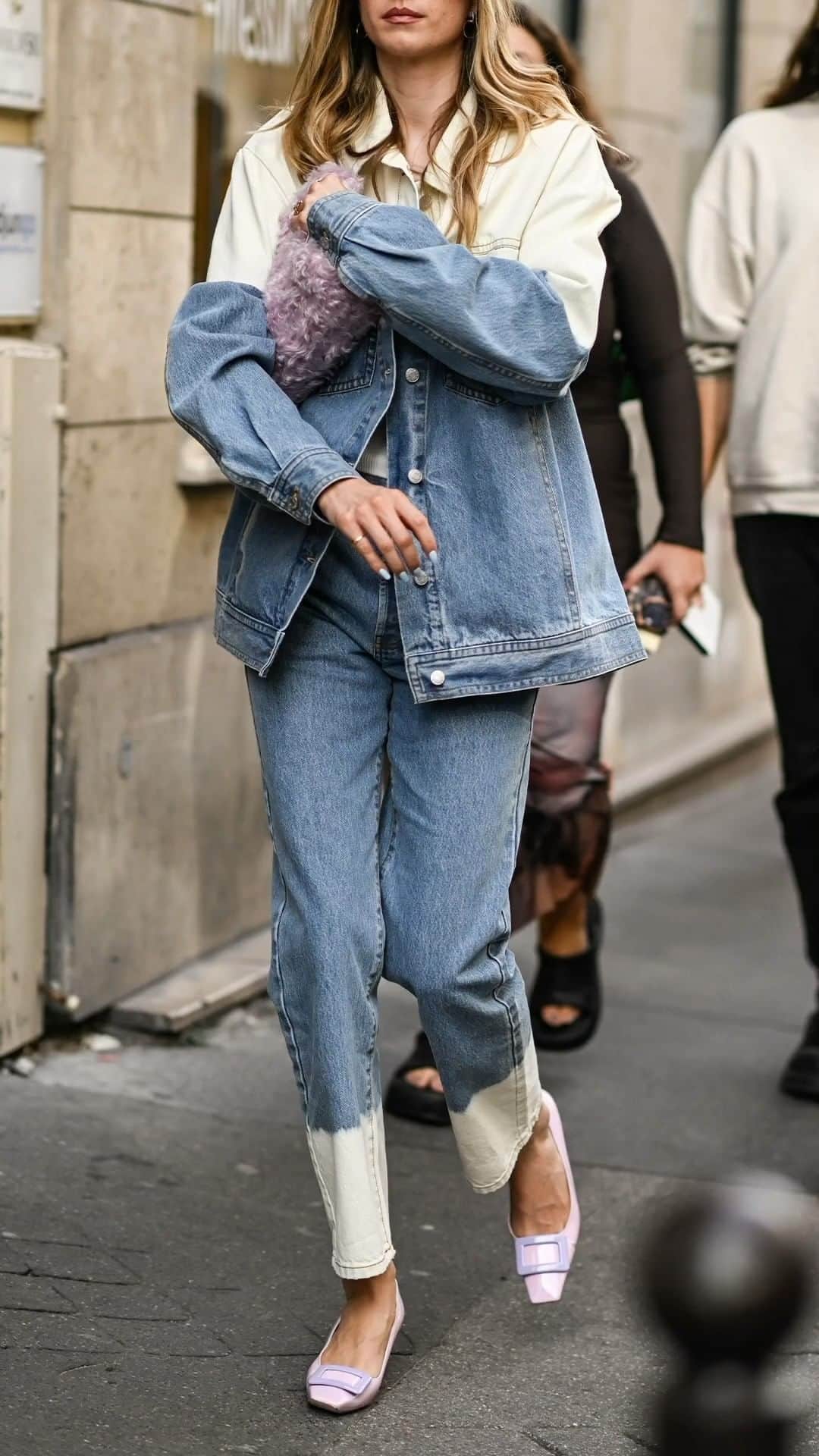 ShopBAZAARのインスタグラム：「All eyes on Paris as it closes Fashion Month. The street style stars dressed to impress with a preppy chic flair, sequin Barbiecore picks, and elevated denim looks. Shop the link in our bio for the must-haves of the new season for your autumnal wardrobe refresh.」