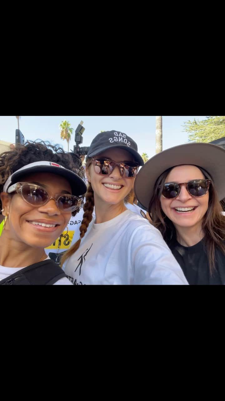 サラ・ドリューのインスタグラム：「We are out and we aren’t backing down! #greysfamily @greysabc @seekellymccreary @caterinascorsone @kimraver @camillaluddington @jaicyelliot @therealjamespickens @jasonwinstongeorge #sagaftrastrong #hollywoodsbravestandfinest @sagaftra」