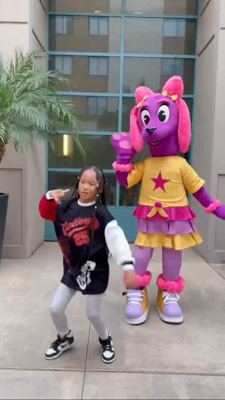 スヌープ・ドッグのインスタグラム：「Bestfriend Vibes 🐾💪🏿 @doggyland_kids @zoeyzanai」