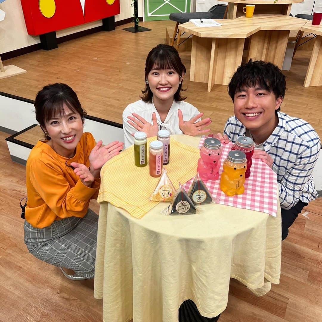 のインスタグラム：「. . 平日の朝は「soleいいね！」 水曜は影島アナが加わり、 木曜は新城アナ✖️堀アナ、 金曜はメンバー変わらず🌈 . キトちゃんが産休のため、 戻って来るまで代打をつとめます☺️ . 第一水曜は ニューオープンのお店を紹介する 「ハローニューオープン」😽 . 冷凍スイーツ専門店が 静岡県に初上陸‼︎🍰🍡🍹 . おむすびの形をしたケーキは ふわっふわで優しい甘さでした🩷 . 来週月曜は祝日のためお休み。 また火曜日にお会いしましょう⭐️ . 今日は静岡三国決戦、 静岡ダービーマッチです⚽️🔥 . どちらにも勝ってほしい😭✨✨ . . #静岡 #静岡放送 #それいいね #毎日放送中」