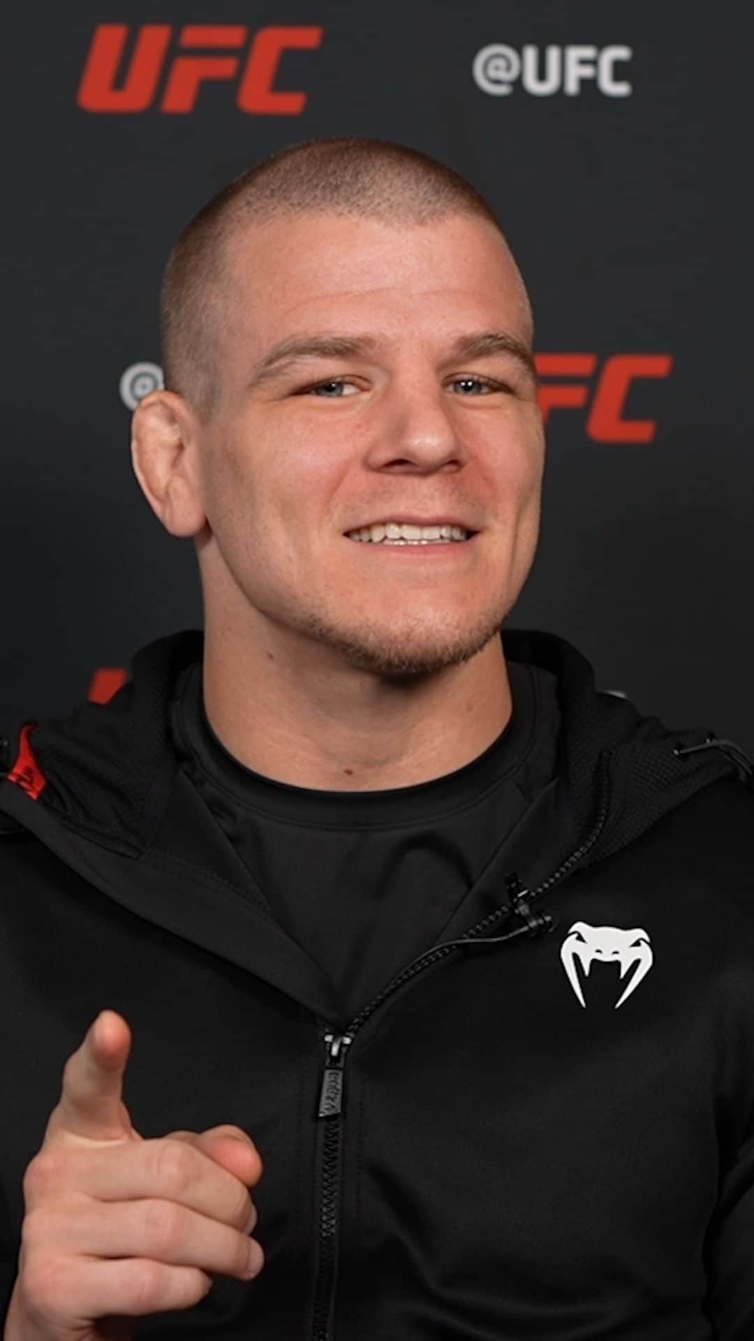 UFCのインスタグラム：「"No, my mom will get mad if she hears me say the f-word." 😂  Dawson & Green go head-to-head in the Octagon tomorrow at #UFCVegas80!」