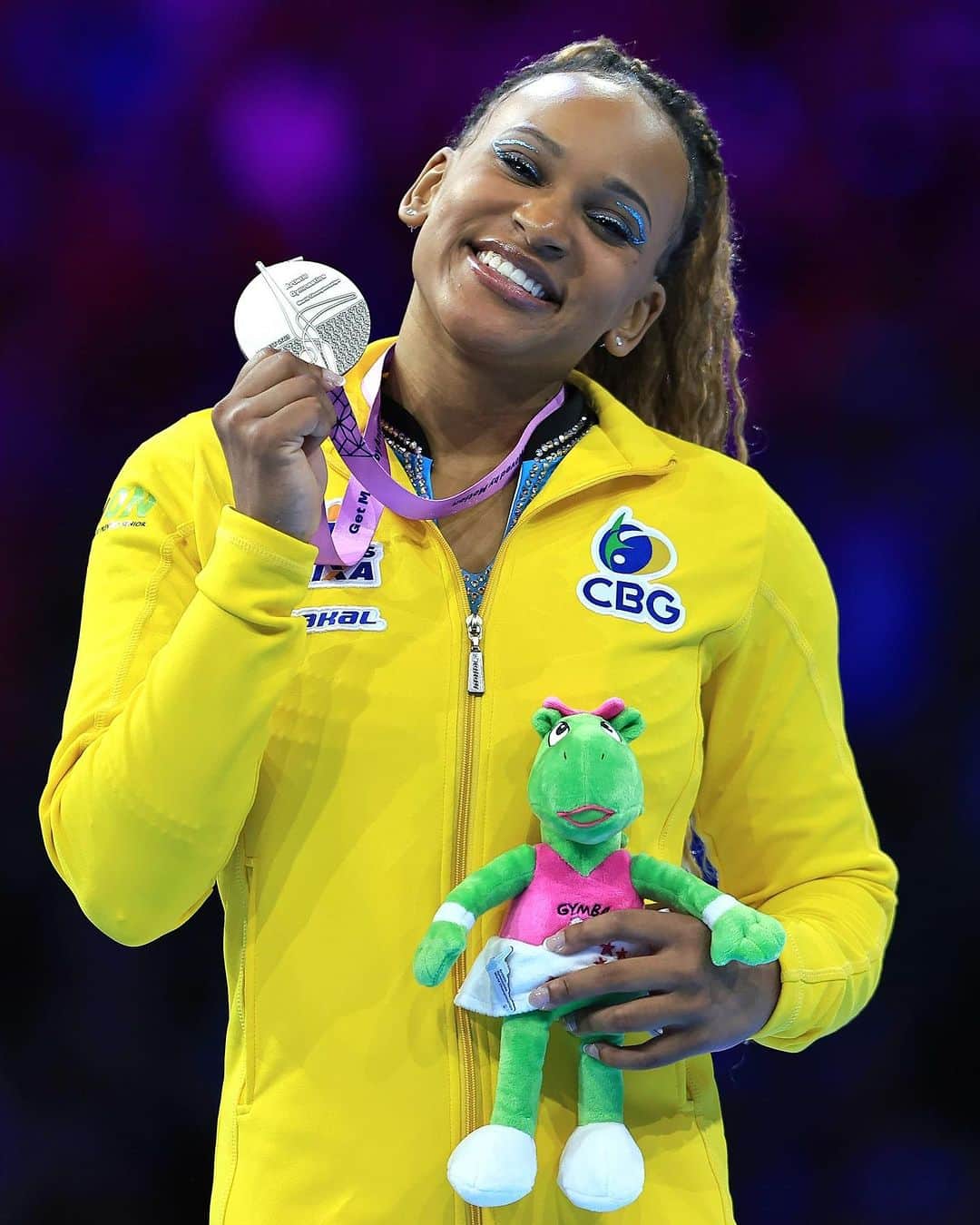 アルトゥール・オヤカワ・マリアノのインスタグラム：「Que bom viver em uma geração que vê de perto essas grandes, iconicas, guerreiras ginastas❤️💙💛💚 Parabéns girls 🫶🏻 amo vcs!  Photo: @rbufolin  . #antwerp #antwerp2023 #world #medal」