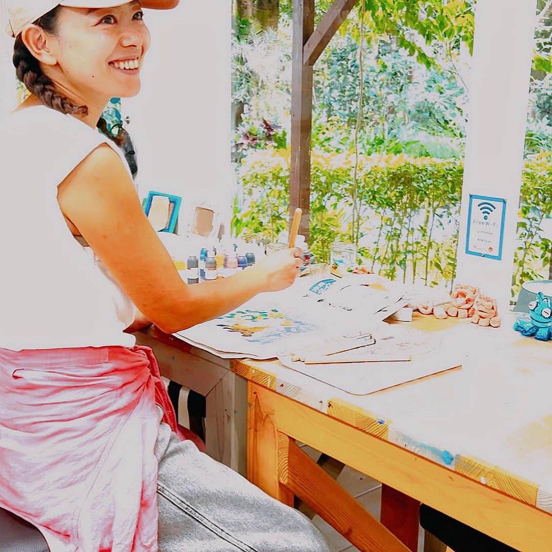 高松いくさんのインスタグラム写真 - (高松いくInstagram)「沖縄の 歴史ある伝統工芸を体験‼️🥺✨  @bisenoasobiba.okinawa   今回は、 《紅型染め体験》 備瀬の思い出で染めたエコバックを作りました。  紅型染めとは 500年以上の歴史がある 沖縄の染め物✨ 紅→色、型→模様を表す 昔ながらの伝統工芸🌺  あーーーーーーーーー楽しかったーーーーーーー(ﾉД`)❤️❤️  これは1日中やってたくなるぐらい楽しくて、 小学生も楽しめる体験だし、 大人も夢中になれてオンリーワンの沖縄土産を持ち帰れます。  森の中の🌳 小学校の時の図工室のようなところで、のんびり、じっくり 楽し過ぎたーー(　ﾟдﾟ)✨  #沖縄 #歴史 #文化 #伝統工芸 #体験 #楽しい  #旅行 #旅 #紅型 #紅型染め #染め」10月7日 6時21分 - iku_takamatsu_trip_sup_yoga