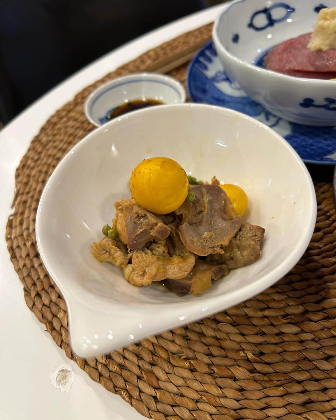 安藤優子さんのインスタグラム写真 - (安藤優子Instagram)「昨晩のテーブルから。  おはようございます!  涼しい朝❣️  リンもまだ高いびき💤です。（笑）  昨日のテーブルは、ザ、家庭料理。  鰹のお刺身。たっぷりの生姜と酢橘で。  めかぶの梅山葵。  しゃものレバー煮つけ。  筍と東寺ゆばの煮物。  ふとネギの肉巻き。  スモークチキンときゅうりのマヨ和え。  などでした。  とりわけレバーの煮つけは、少し薄めの煮汁に生姜をたっぷり入れたので、レバーの優しい味わいがとても良くでていたように思えました。  豚バラで太ネギを巻いた肉巻きは、ネギの青いところも余すとこなく使っています。  これからネギかどんどん美味しくなるので、いろんなネギ料理に挑戦したいなーと。  ごちそうさまでした!  さっそろそろリンを起こして朝ンポです。  みなさま、本日も心晴れやかな佳き一日をお過ごしください!  #レバーの煮つけ  #東寺湯葉  #ネギの豚巻き   #フレンチブルドッグ  #安藤優子」10月7日 6時22分 - yukoando0203