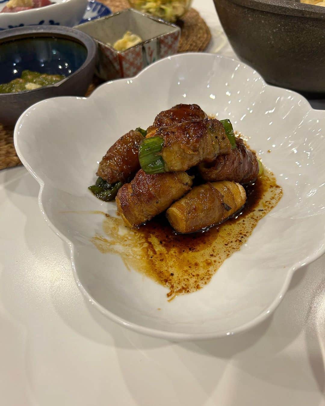 安藤優子さんのインスタグラム写真 - (安藤優子Instagram)「昨晩のテーブルから。  おはようございます!  涼しい朝❣️  リンもまだ高いびき💤です。（笑）  昨日のテーブルは、ザ、家庭料理。  鰹のお刺身。たっぷりの生姜と酢橘で。  めかぶの梅山葵。  しゃものレバー煮つけ。  筍と東寺ゆばの煮物。  ふとネギの肉巻き。  スモークチキンときゅうりのマヨ和え。  などでした。  とりわけレバーの煮つけは、少し薄めの煮汁に生姜をたっぷり入れたので、レバーの優しい味わいがとても良くでていたように思えました。  豚バラで太ネギを巻いた肉巻きは、ネギの青いところも余すとこなく使っています。  これからネギかどんどん美味しくなるので、いろんなネギ料理に挑戦したいなーと。  ごちそうさまでした!  さっそろそろリンを起こして朝ンポです。  みなさま、本日も心晴れやかな佳き一日をお過ごしください!  #レバーの煮つけ  #東寺湯葉  #ネギの豚巻き   #フレンチブルドッグ  #安藤優子」10月7日 6時22分 - yukoando0203