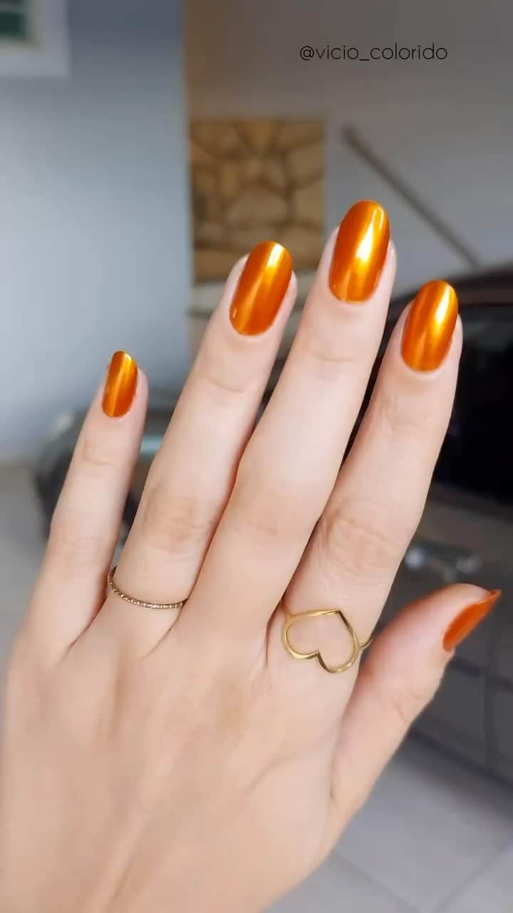 Risqueのインスタグラム：「Impossível não se apaixonar por esse metalizado. 💅 A @vicio_colorido escolheu o Comigo Ninguém Cobre de #RisquéReinventeoNormal para o seu #RisquéDaSemana.  Comente com um 💖 se você também ama.  #EsmaltesRisqué #RisquéOficial #EuQueFizRisqué」