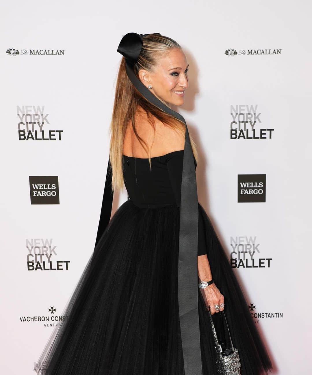 The Zoe Reportさんのインスタグラム写真 - (The Zoe ReportInstagram)「Last night, #SarahJessicaParker went full balletcore for Lincoln Center’s New York City Ballet 2023 Fall Gala. SJP stole the show in an off-the-shoulder @carolinaherrera gown, mismatched @sjpcollection heels, and an XXL hair bow by @sergenormant. Tap the link in our bio ⁠for more on the big bow trend.⁠ ⁠ 📷: Shutterstock, Getty」10月7日 6時27分 - thezoereport