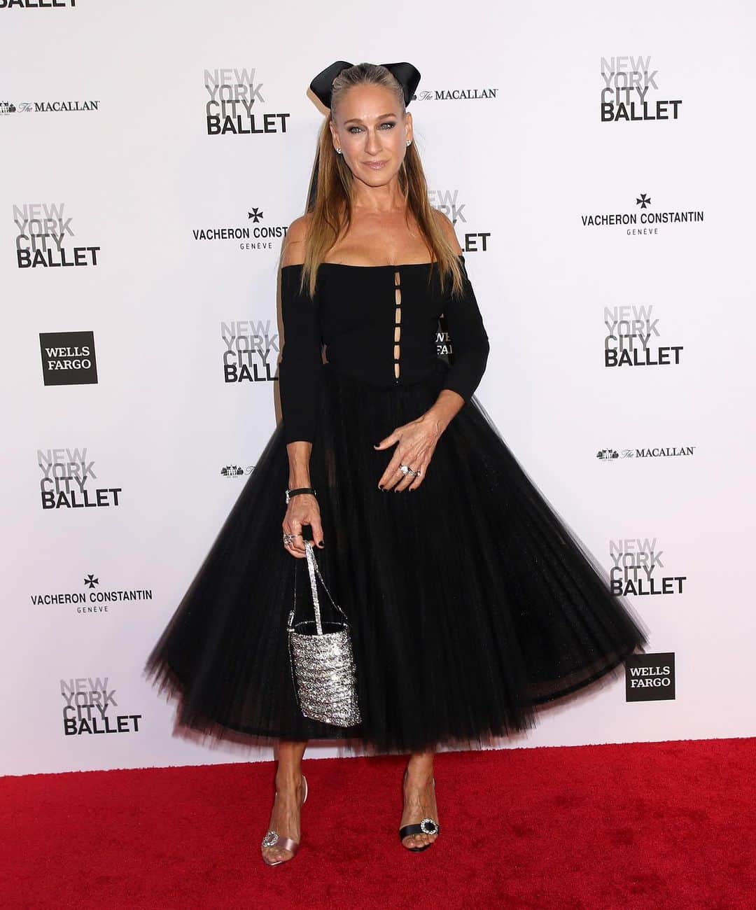 The Zoe Reportのインスタグラム：「Last night, #SarahJessicaParker went full balletcore for Lincoln Center’s New York City Ballet 2023 Fall Gala. SJP stole the show in an off-the-shoulder @carolinaherrera gown, mismatched @sjpcollection heels, and an XXL hair bow by @sergenormant. Tap the link in our bio ⁠for more on the big bow trend.⁠ ⁠ 📷: Shutterstock, Getty」