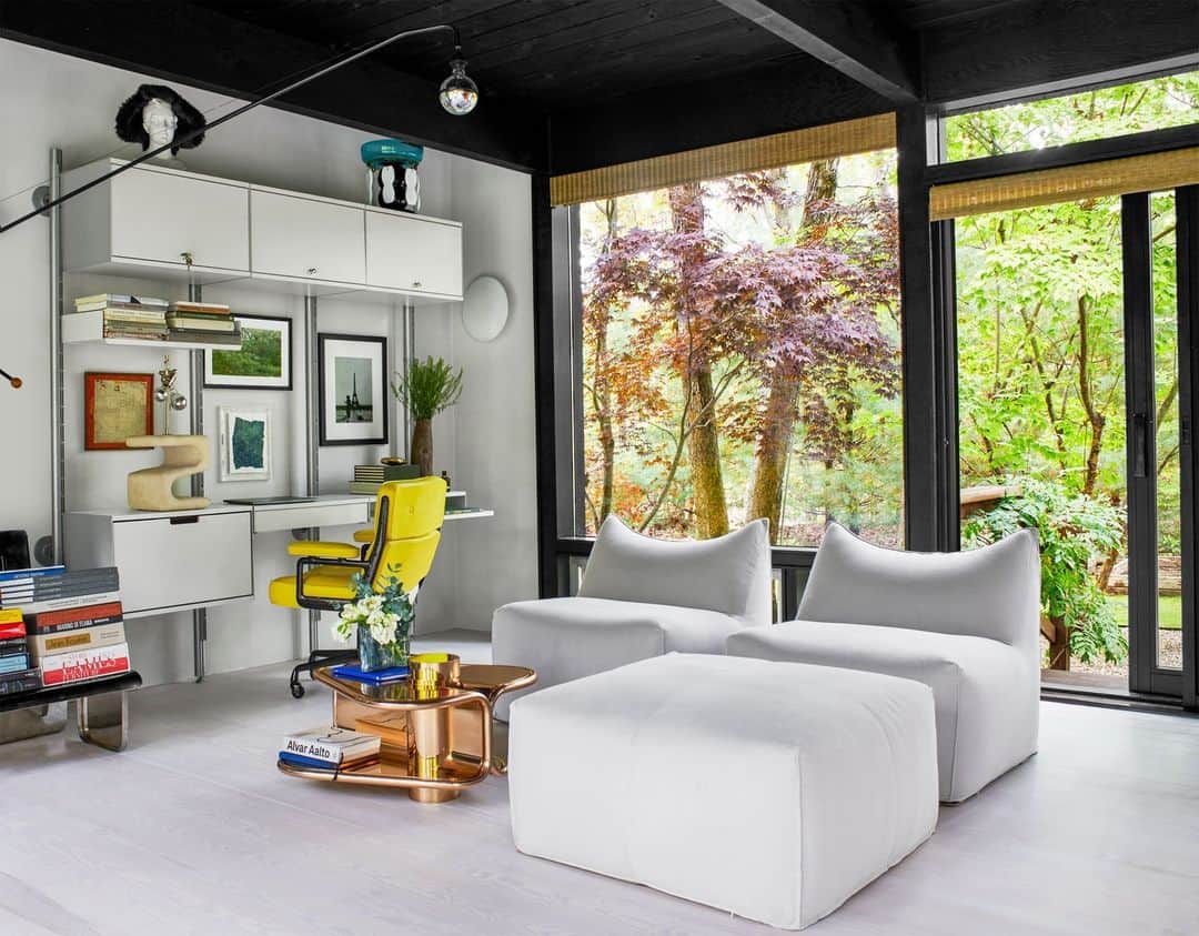 のインスタグラム：「People who live in a glass house have to answer the door, Karl Pilkington famously said. And in designer Carol Egan’s (@studiocarolegan) ethereal house in Amagansett, New York, there are a million reasons for visitors to keep knocking. In the living room,  Egan curated a monochromatic white theme that shifts the attention to the wooded foliage beyond. But make no mistake, this iconic @mariobelliniarchitects Le Bambole sofa and ottoman set, upholstered in white cotton, certainly is its own showpiece. When paired with the silicon bronze cocktail table of the homeowner’s own design and the @knoll desk chair—we can understand why the pull of the Hamptons keeps getting stronger.   Click the link in bio for the full tour of this ethereal glass house. Written by @whatpaolasees. Photographed by @richardpowersphoto.」