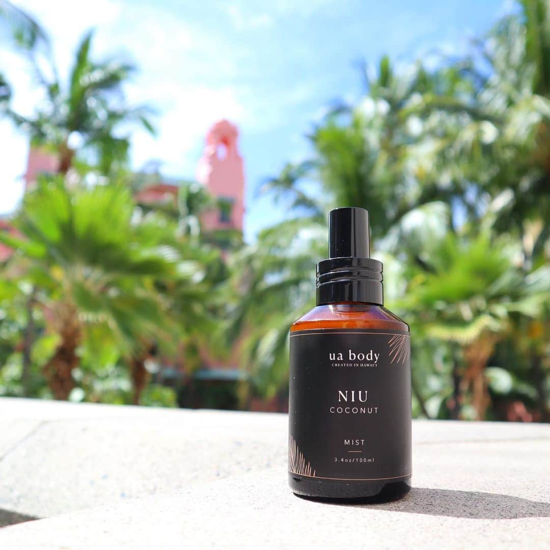 Belle Vie Hawaiiさんのインスタグラム写真 - (Belle Vie HawaiiInstagram)「Ua Body Niu Coconut Mist ウア・ボディ  高品質・無添加な天然成分と 環境に配慮した製品作りにこだわる ハワイ島生まれのナチュラルスキンケアブランド「ウア・ボディ」🌱  軽い付け心地が人気のミストに ニウ（ココナッツ）の香りが仲間入りしました🥥  甘過ぎずフレッシュな香りが、 南国ビーチのヤシの木陰でリラックスしている気分に😘🏝️  ボディミストとしてはもちろん、 シーツや枕カバーなどのリネンにも ご使用いただけます🧺  ベルヴィーではほかに ピカケ、ラベンダー、リリコイ・ココナッツをご用意しています😃  ＼創業25周年記念セール／ ベルヴィーオリジナル商品全品25%OFF❗️ クーポンコード: BV2525 セール期間:10月14日（土）まで ※店頭ハワイ時間/WEB日本時間 ※WEB注文は上記クーポン使用で割引 ※店頭セールは30%オフ ※定期購入セール除外  店頭営業時間: 10am-9pm 無休 上記以外にも店頭だけのお買い得商品多数あり🉐 詳しくは店頭でお尋ねください  Open Daily 10am-9pm Instagram in English @belleviehawaii.en   #uabody  #bodymist  #madeinhawaii  #ハワイブランド  #メイドインハワイ  #ビーガンスキンケア  #ココナッツ  #ボディミスト  #優しい香り  #サスティナブル」10月7日 6時47分 - belleviehawaii