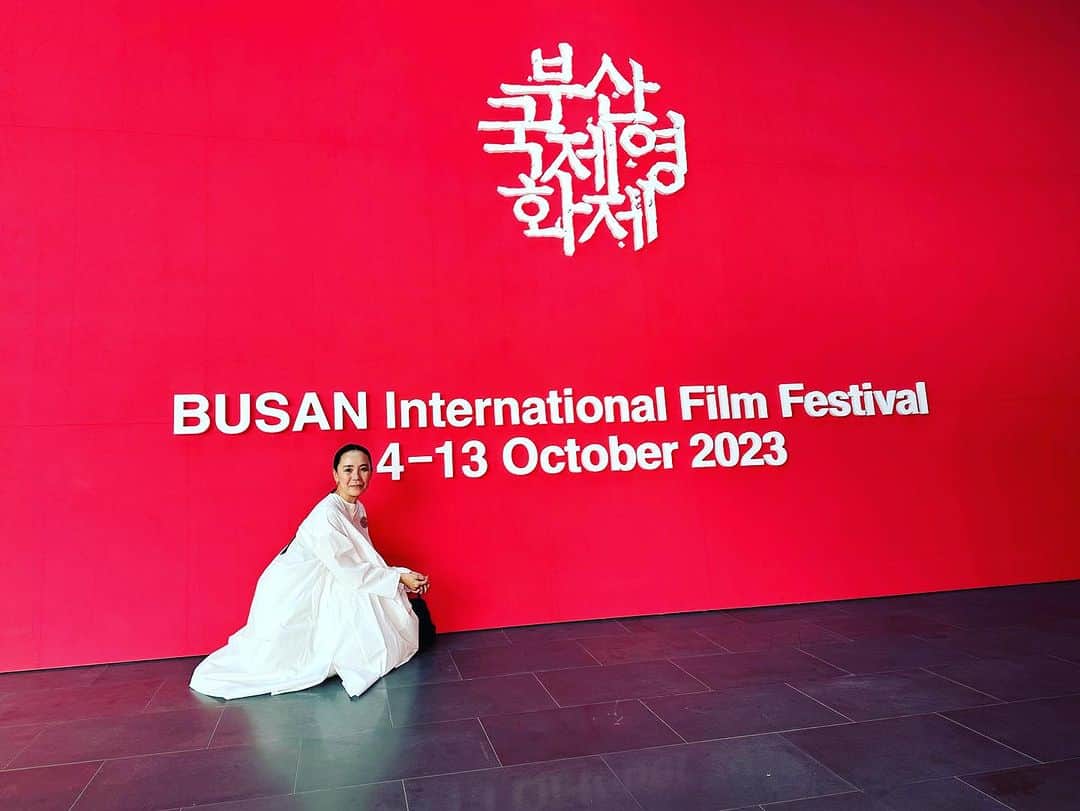 河瀬直美のインスタグラム：「釜山国際映画祭に来ています！久しぶりの釜山。 萌の朱雀が日本映画として初めて1997年に上映された場所。あの頃から随分大きくなった映画祭で、なら国際映画祭が製作するナラティブ作品である『霧の淵』が招待され、上映されます。  久しぶりの会場を散策中。 ここに来ると誰かには会うその場所で、ロッテルダム映画祭のプログラマーやスキップシティの長谷川さん、釜山のプログラマーに遭遇して記念撮影。監督の村瀬君、アソシエイトプロデューサーのあいこさん。  この後の上映では 水川あさみちゃんや三浦君も合流して釜山の皆様にお披露目です！  スクリーンで見る『霧の淵』。日本での公開は来春の予定です！  I came to the Busan International Film Festival! It's been a long time since I've come to Busan. The place where Suzaku was screened in 1997 as the first Japanese film. This film festival has grown so much since then, and now, "Beyond the Fog" will be screened here, a NARAtive work created by the Nara International Film Festival.  Walking around the venue after so long. At a place where I'll surely meet someone, I ran into the programmer of the Rotterdam Film Festival, Mr. Hasegawa of Skip City, and the programmer of Busan International Film Festival, and we took a photo together. Also, director Murase-kun, and associate producer Aiko.  At the screening later,  we'll meet up with Asami Mizukawa and Miura-kun, and the film will debut to everyone in Busan!  Seeing "Beyond the Fog" on the screen. It will be released in Japan next spring!  #なら国際映画祭  #釜山国際映画祭 #霧の淵 #サンセバスチャン帰り #韓国🇰🇷料理好き #narainternationalfilmfestival  #busaninternationalfilmfestival  #beyondthefog  #backfromsansebastian  #lovekoreanfood」