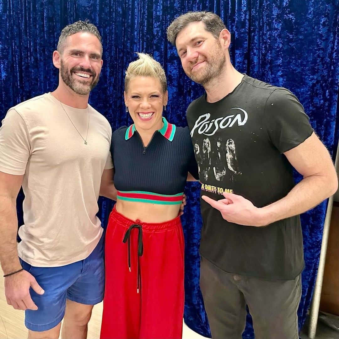 ビリー・エイチュナーのインスタグラム：「I just love this woman. The truly spectacular @pink. From buying the cassette single of “There You Go” during spring break in college to shouting about how much I love her on Billy on the Street and then having her actually join me on the show, she’s always been an inspiring, uplifting force. She’s known for flying above our heads but she is so down to earth, warm, generous - and obviously one of the best voices in music. Our faces hurt cause we were smiling so much at her show in LA last night. Plus a surprise duet with @alanis (!!!) that blew our minds. We love you, @pink. Never stop!!! ❤️❤️❤️」