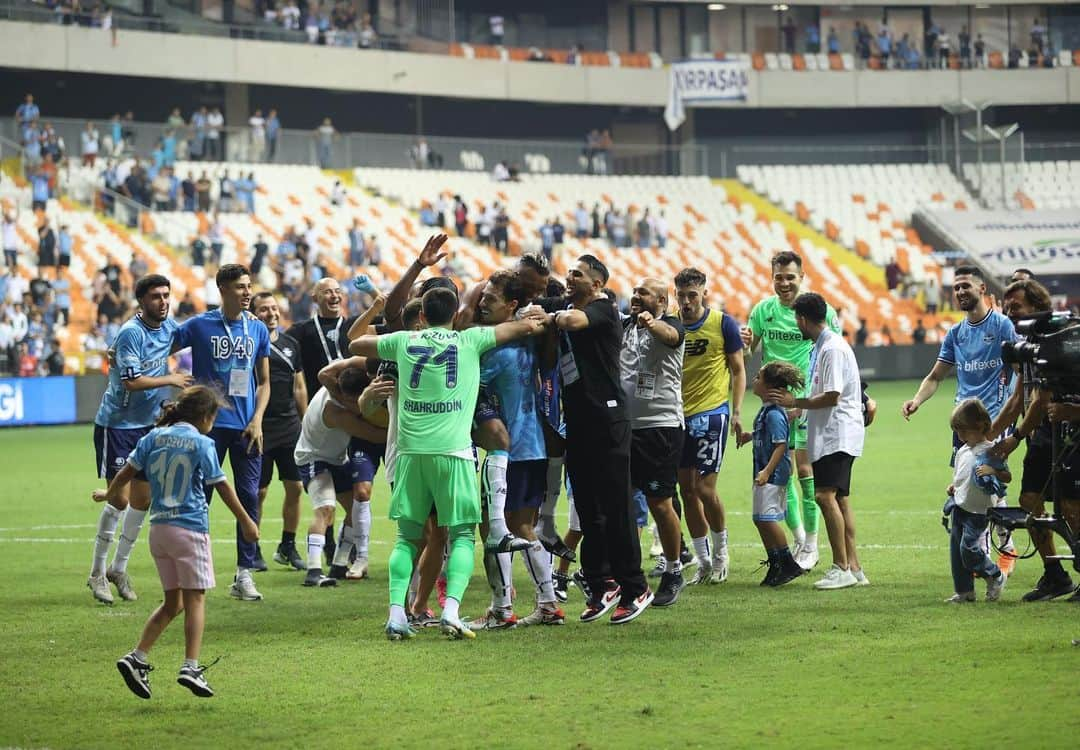 ベンジャミン・スタンブリさんのインスタグラム写真 - (ベンジャミン・スタンブリInstagram)「Great victory ! A perfect team spirit 🦾 thanks to the fans, incredible atmosphere giving us a lot of power ⚡️💙 @adskulubu」10月7日 6時45分 - benjaminstambouli