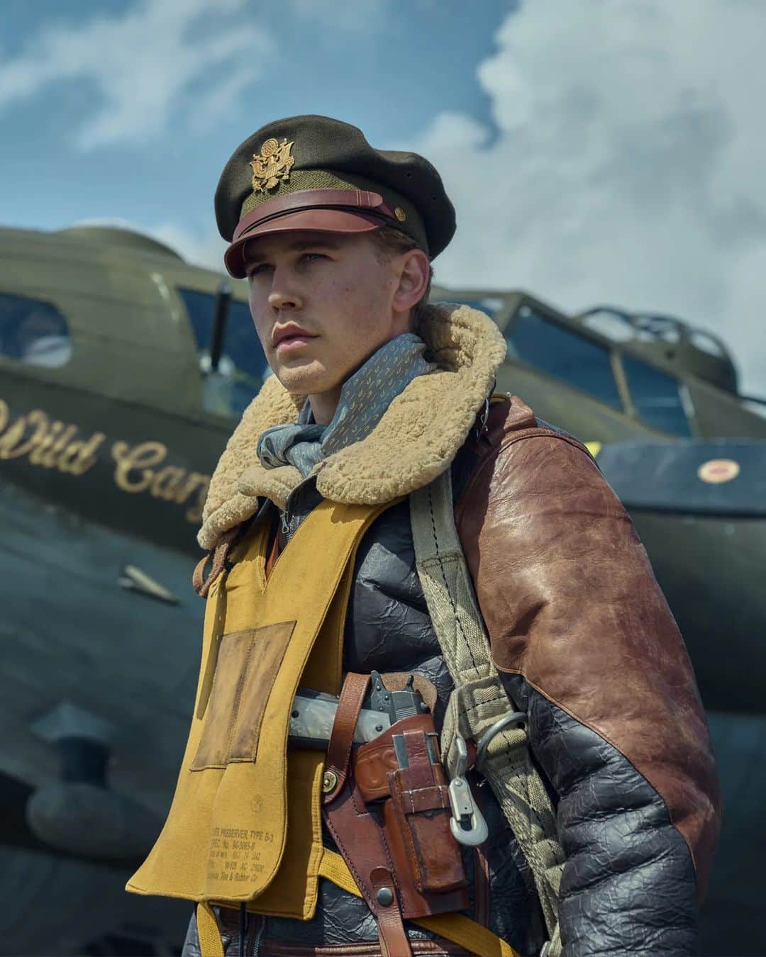 Vogueさんのインスタグラム写真 - (VogueInstagram)「Choose your (World War II) fighter: the first stills from # StevenSpielberg's 'Masters of the Air' are full of perfect jackets—and even better bone structure. The nine-episode series is based on a nonfiction book: Donald L. Miller's Masters of the Air: America's Bomber Boys Who Fought the Air War Against Nazi Germany, and will be available in January on Apple TV+. Donning goggles for the series: Academy Award nominees @austibutler and Barry Keoghan (@keoghan92). Tap the link in our bio for all the details. Photo: @robertviglasky」10月7日 7時00分 - voguemagazine