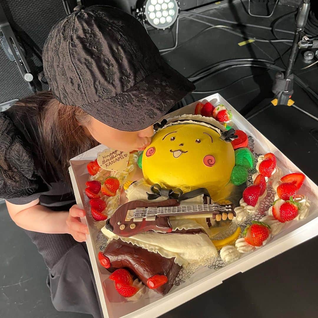 遠乃歌波のインスタグラム：「高松公演の時にお誕生日をお祝いしていただきました✨✨  このコジコジのケーキ凄すぎます…!!✨✨ とっても嬉しかったです☺️  本日は秋田にてお給仕💕 嬉しい!楽しみ…!!  #bandmaid」
