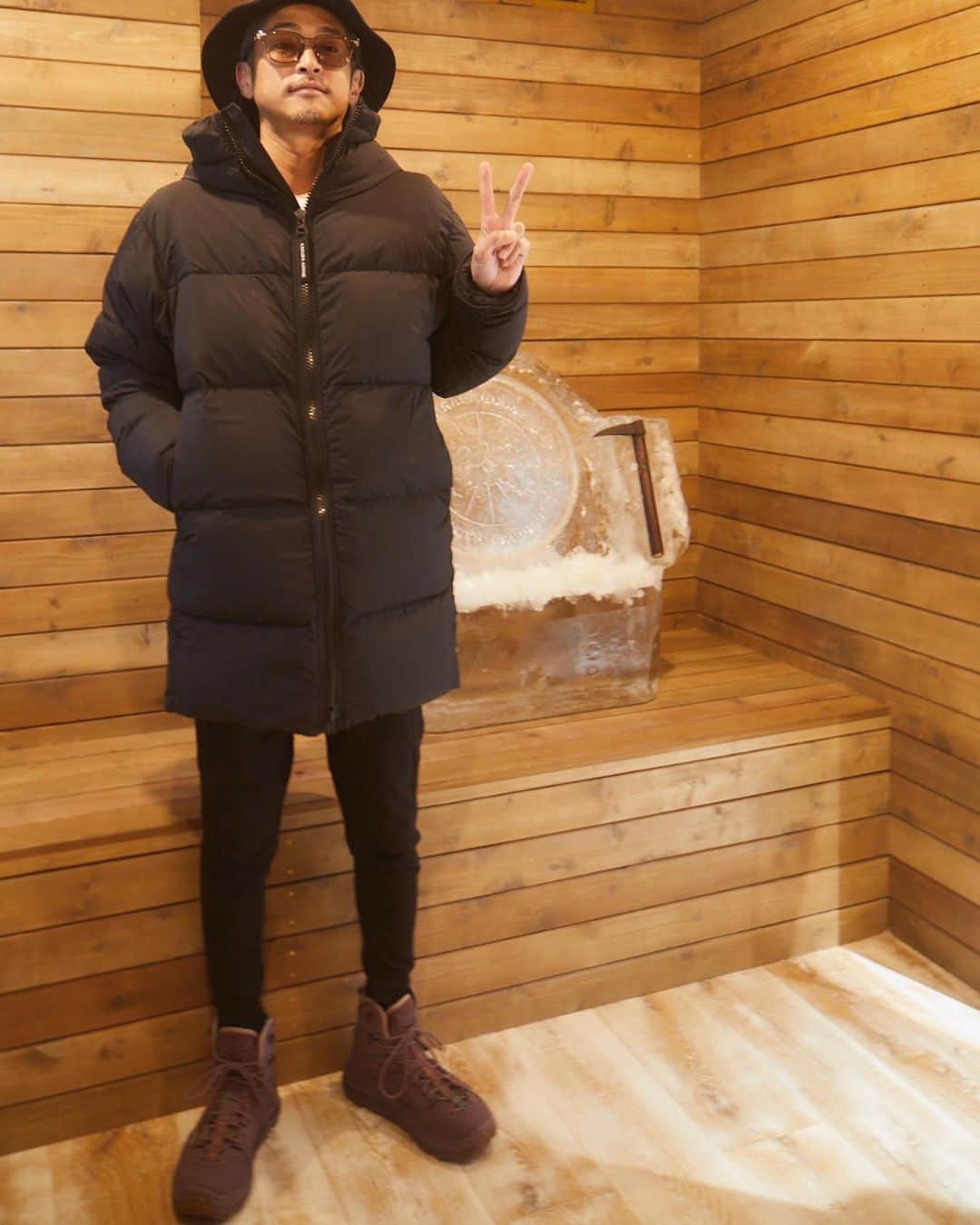 窪塚洋介さんのインスタグラム写真 - (窪塚洋介Instagram)「@canadagoose 神戸店が本日オープンということで、 OPENING PARTYに昨日お呼ばれ🤗  天井の大型スクリーンに空が映されていたり、 マイナス15℃の極寒コールドルームで試着体験できたり、“地球”を感じながら買い物が楽しめるお店だった🌏🪿🥶❤️‍🔥 今日だけ限定？でデカい氷のブランドロゴもクールだった🧊 平井社長からお聞きした、企業理念や環境への配慮の深さとその歴史になんせ感動した。 娘へのお土産jktまでありがとうございます!!!   #カナダグース #canadagoose #LiveInTheOpen #PR」10月7日 10時00分 - yosuke_kubozuka