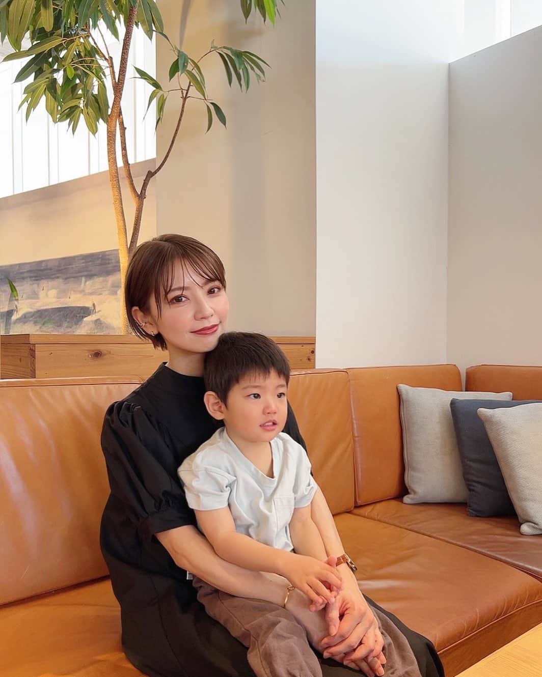 のインスタグラム：「． 外が嫌いだった息子が最近急に電車に芽生え🚃 ベビーカーも2歳まで乗ってくれなかったが（衝撃）ここ最近毎日乗せろ！と要求される（遅ないか）  サッカーボールに興味があるらしいのでAmazonでポチってみたけど、果たして遊んでくれるかしら??⚽️  最近の息子は クリームパン・プリン・ハンバーグが大好きな様子です🍽️ ． #成長記録 #2歳半男の子 #男の子ママ #育児 #抱っこ紐は卒業気味 #たまに抱っこで寝る #よく笑う #くすぐられるのが好き #ママっ子」