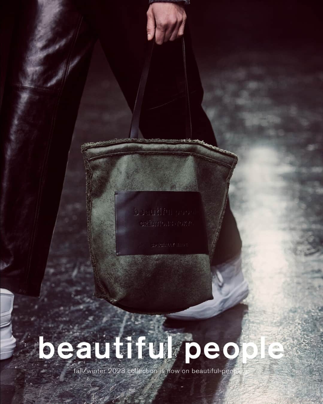 のインスタグラム：「Fall/Winter 2023 Collection⁠ Side-C Vol.10 "OMAMAGOTO"⁠⁠ 2nd delivery on Saturday 7 Oct. ⁠ ⁠ ◻︎ ⁠fake mouton big name tote color: black/olive size: H42xW40xD11 material: polyester 100% ⁠イタリア製の表:スムース・裏:ボアのフェイクムートン素材を使用したトートバッグ。素材の特徴を活かし、断ち切りで作成しすることで切り目からボアが見える仕様です。ネームはレザー仕様で上質なトートに。  ___⁠ ⁠ ⁠ まるでおままごとをしているかのように、⁠ 日常をもっとたのしいものに。⁠ ⁠ 仕事や学校で着る洋服が、休日にも着たくなるものになったら。⁠ 日常的なスタイルが、1 つや2つではなく様々な形に変化したら。⁠ ユニフォームにダイバーフォームとなる可能性が秘められていたら。⁠ ⁠ UNIFORM ⇄ DIVERFORM⁠ ⁠ DOUBLE-END によって⁠ ユニフォームはダイバーフォームへと進化する。⁠ ⁠ 私たちの日常生活やワードローブから、⁠ そして⁠ 子供のころに着るものや使うものからもインスピレーションを。⁠ まるでおままごとをたのしむようなコレクション。⁠ ⁠ Kidswear for everyone.⁠ ⁠ ___⁠ ⁠ ■Online store⁠ www.beautiful-people.jp⁠ ⁠ ■Global Online store⁠ www.beautiful-people-creations-tokyo.com⁠ ⁠ ■ 青山店⁠⁠⁠⁠ 東京都港区南青山3-16-6⁠⁠⁠⁠ ⁠⁠⁠⁠ ■ 新宿伊勢丹店⁠ 伊勢丹新宿店本館2階　⁠⁠⁠⁠TOKYOクローゼット/リ・スタイルTOKYO⁠⁠⁠⁠ ⁠⁠⁠⁠ ■ 渋谷PARCO店⁠ 渋谷パルコ2階⁠ ⁠ ■ ジェイアール名古屋タカシマヤ店⁠ ジェイアール名古屋タカシマヤ4階　モード＆トレンド「スタイル＆エディット」⁠⁠⁠⁠ ⁠⁠⁠⁠ ■⁠阪急うめだ店⁠ 阪急うめだ本店3階　モード⁠⁠⁠⁠ ⁠ ⁠ #beautifulpeople⁠⁠⁠ #ビューティフルピープル⁠⁠⁠ #creationstokyo⁠ #FW23 #23Winter⁠ #SideC ⁠ #DOUBLEEND⁠ #ダブルエンド⁠ #OMAMAGOTO⁠ #UNIFORM⁠ #DIVERFORM⁠ #Kidswearforeveryone⁠ #reversible」