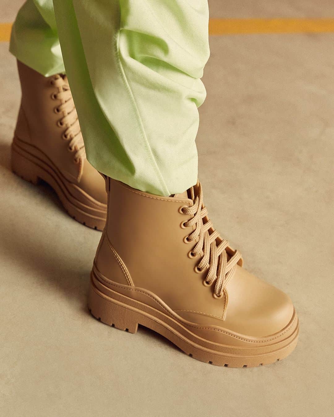 Santa Lollaのインスタグラム：「Galochinhas para as pequenas estilosas que não abrem mão de lookinhos confortáveis. A sua mini vai amar! [ 06BB.3E56.0016.003D | R$189,90 ] #santalolla #santalollaMINI」