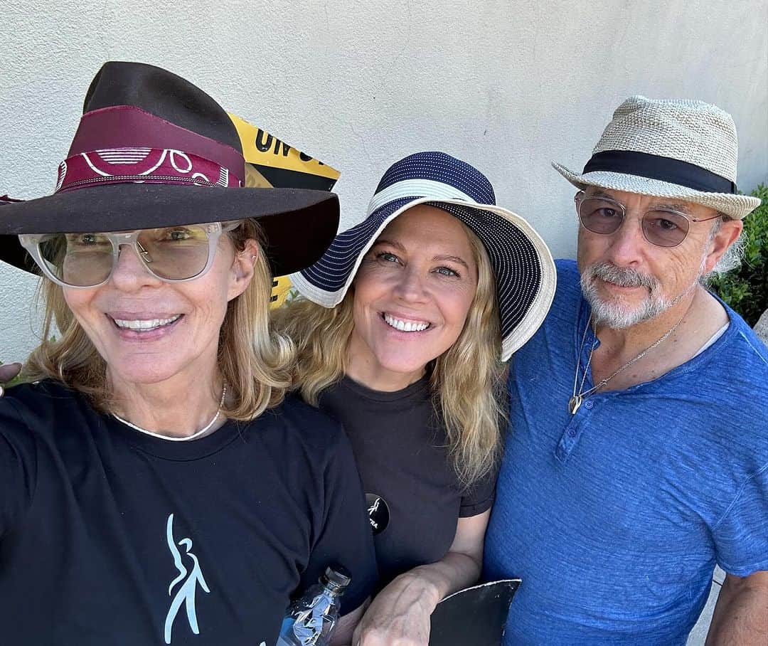 メアリー・マコーマックのインスタグラム：「Loved walking the line with these two. One day longer - one day stronger. #sagaftra #union」