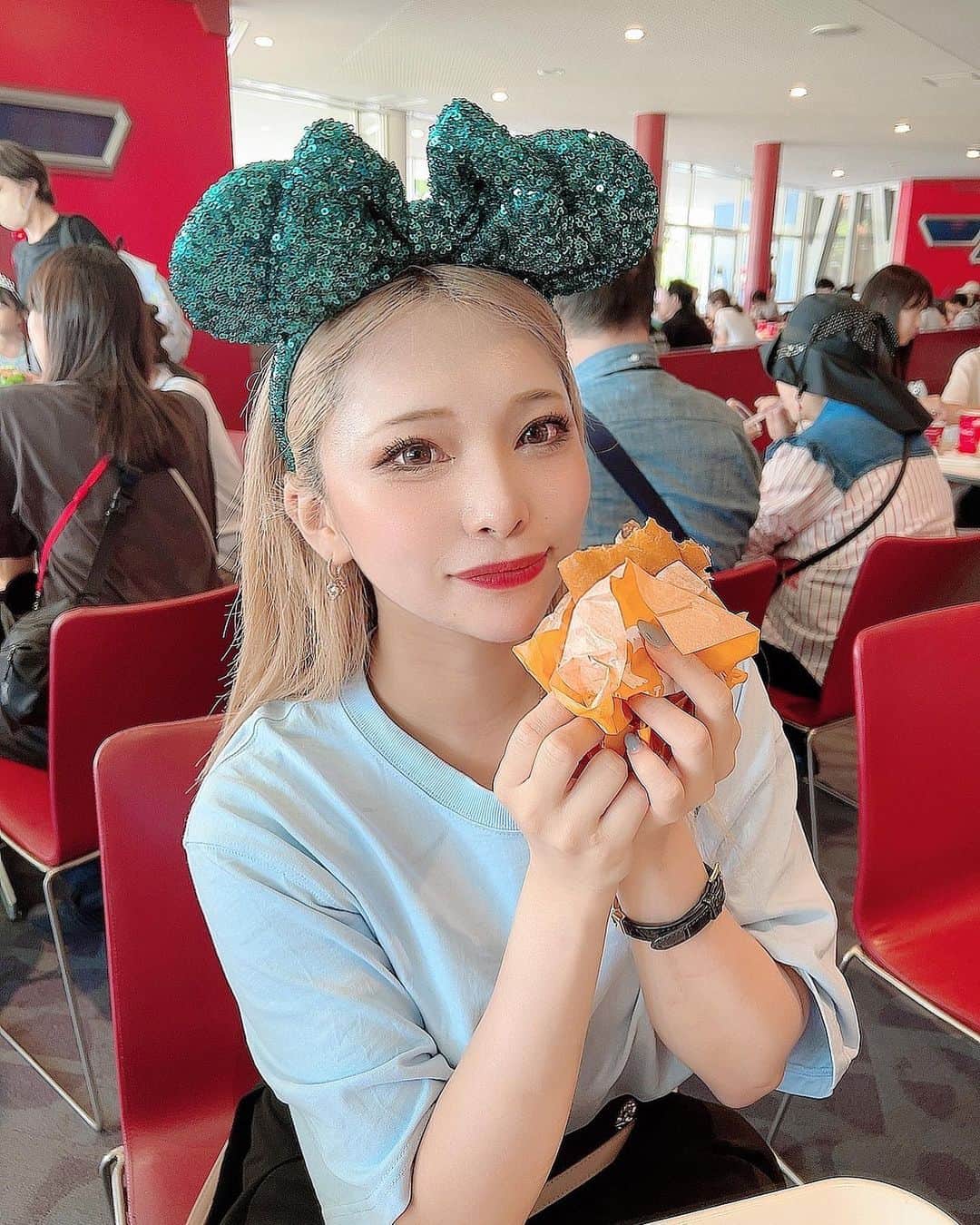 ありえのインスタグラム：「💙💖💙💖💙 :  もぐもぐ3連発 (🍔•᎑•🍔)  . .  #バーレスク大阪 #バーレスク東京 #バーレスク大阪ありえ #北新地 #インスタ映え #ホスト  #韓国メイク  #童顔女子  #実物とは異なります   #burlesqueosaka  #burlesquetokyo  #disney」