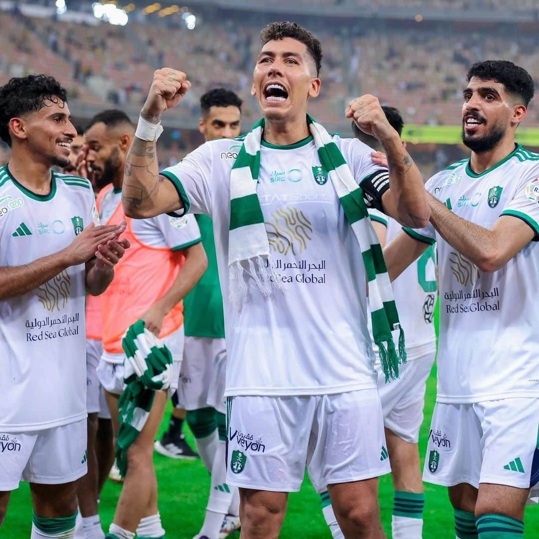 ロベルト・フィルミーノのインスタグラム：「𝐆𝐥𝐨𝐫𝐲 𝐭𝐨 𝐆𝐨𝐝.  What a massive 𝐖in.  Well done the 𝐁oys.  Thank you for your support 🦁 🙏🏼😁💚」