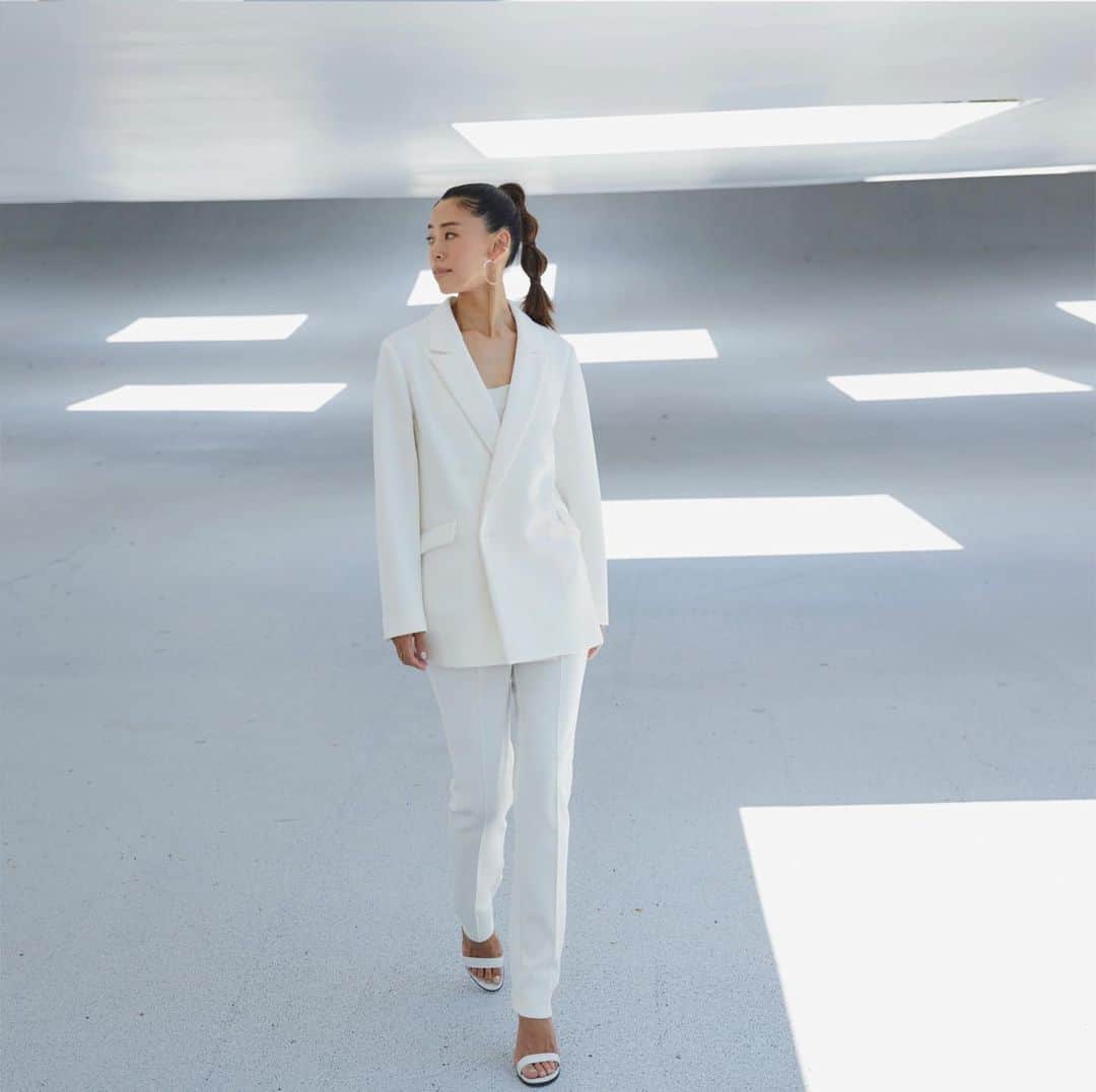 野沢和香のインスタグラム：「DAILY DOUBLE JACKET& STRAIGHT SLACKS 本日７日21:00〜発売　@werthy.official    ストレッチダンボールニットで着心地抜群のデイリーに着れるスーツ🖤🤍 よろしくお願いします🫶」