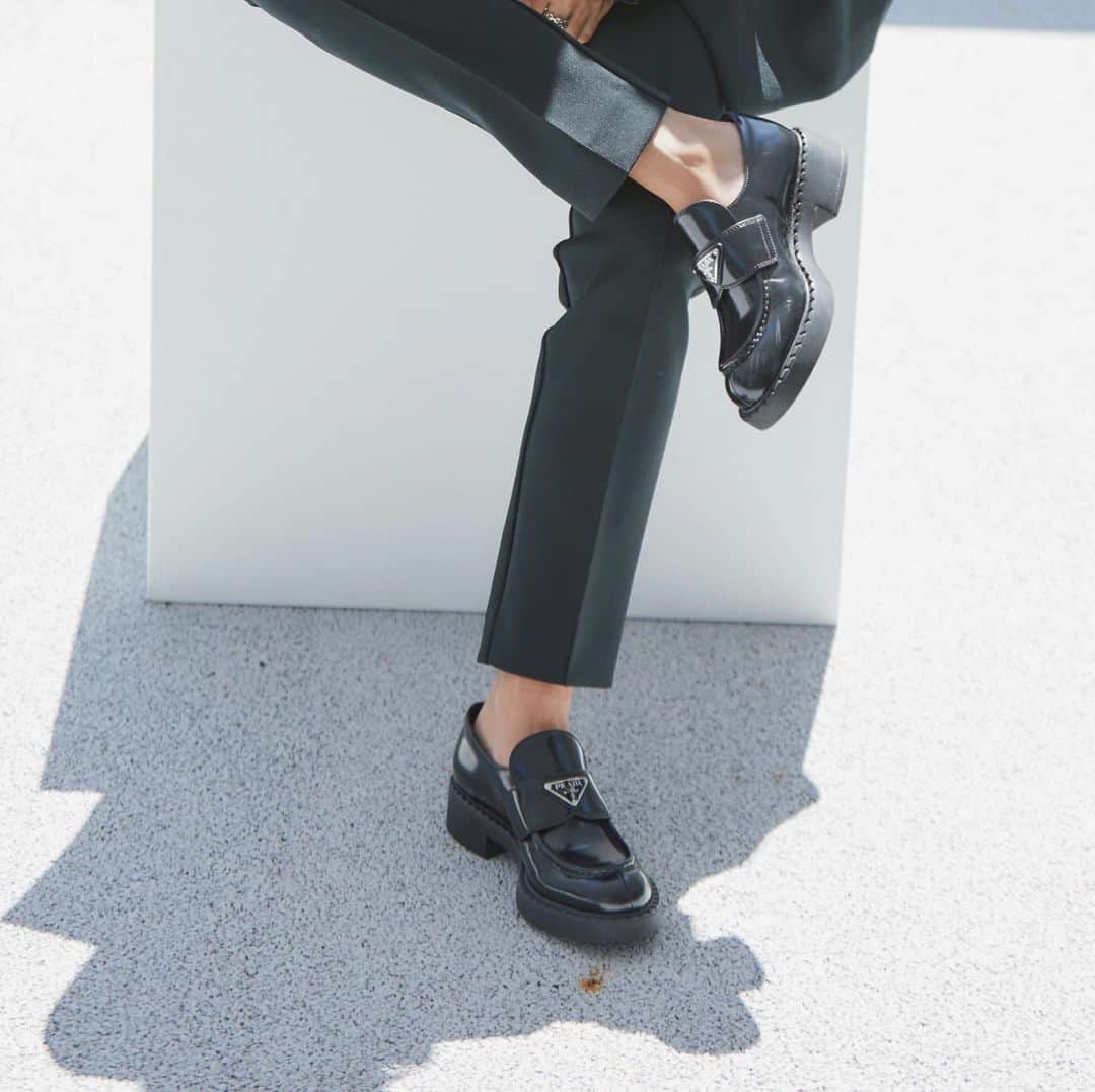 野沢和香のインスタグラム：「DAILY DOUBLE JACKET& STRAIGHT SLACKS 本日７日21:00〜発売　@werthy.official    ストレッチダンボールニットで着心地抜群のデイリーに着れるスーツ🖤🤍 よろしくお願いします🫶」