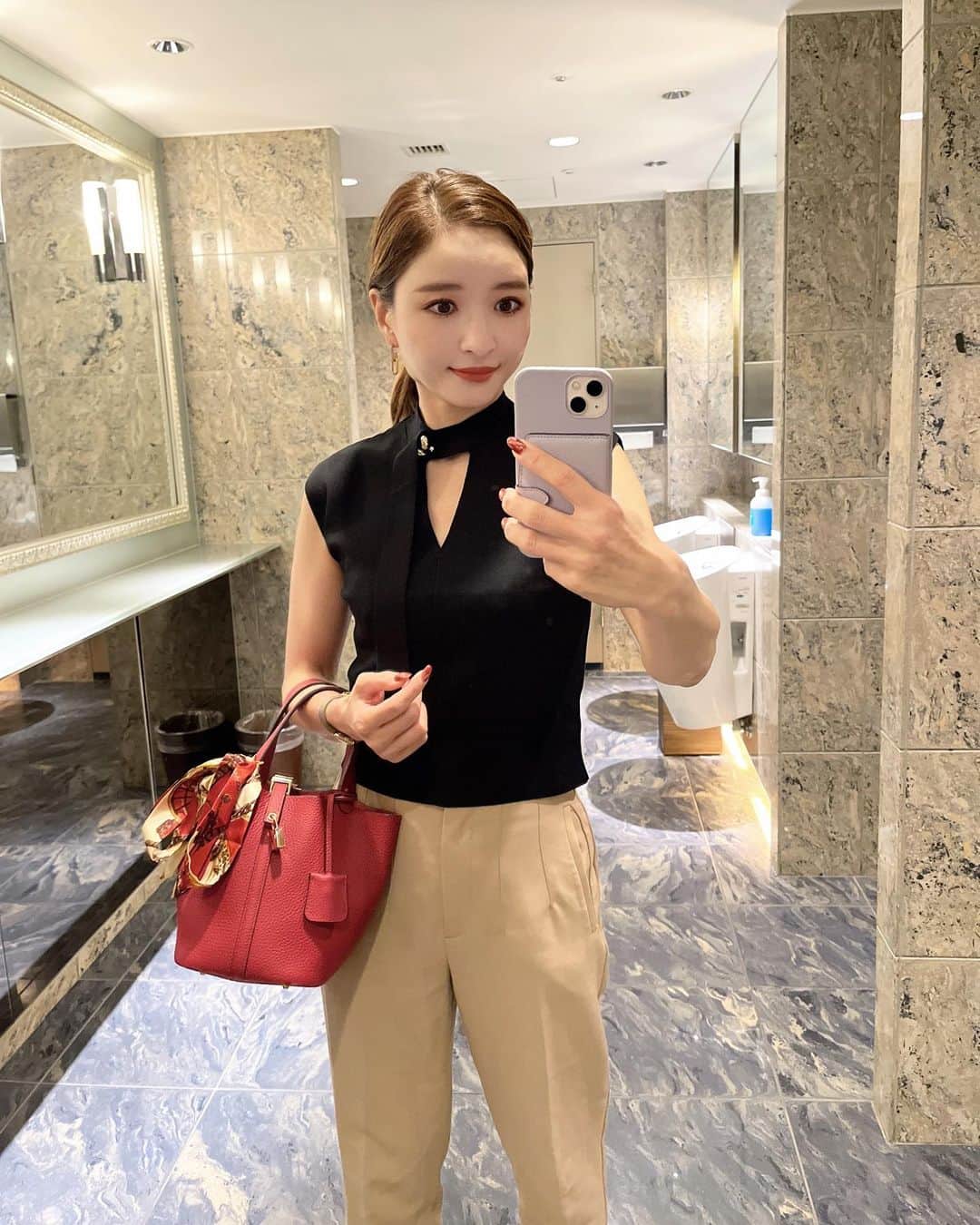AriizumiEmaのインスタグラム：「先日のコーディネート。 この日はまだノースリーブで大丈夫な日でした😉 朝晩は、すっかり冷えてきましたね！ 　  #tops @snidel_official  #bottom @zara  ☑️ニット、バッグは楽天ルームに載せています。 ストーリーに楽天ルームのリンクを貼りました💕  #fashion#ootd#codinate#instafashion #コーディネート#アラフォー#アラサー#アラフィフ #大人コーデ #お仕事コーデ  #大人ファッション #大人可愛い #韓国ファッション#綺麗めコーデ#きれいめコーデ#カチューシャ#プチプラコーデ#50歳コーデ」