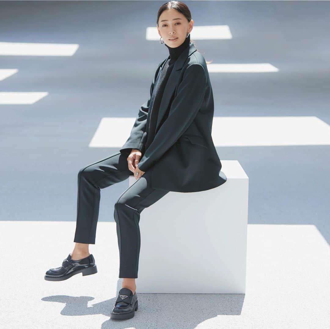 野沢和香のインスタグラム：「DAILY DOUBLE JACKET& STRAIGHT SLACKS 本日７日21:00〜発売　@werthy.official    ストレッチダンボールニットで着心地抜群のデイリーに着れるスーツ🖤🤍 よろしくお願いします🫶」