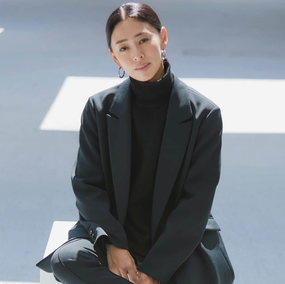 野沢和香のインスタグラム：「DAILY DOUBLE JACKET& STRAIGHT SLACKS 本日７日21:00〜発売　@werthy.official    ストレッチダンボールニットで着心地抜群のデイリーに着れるスーツ🖤🤍 よろしくお願いします🫶」