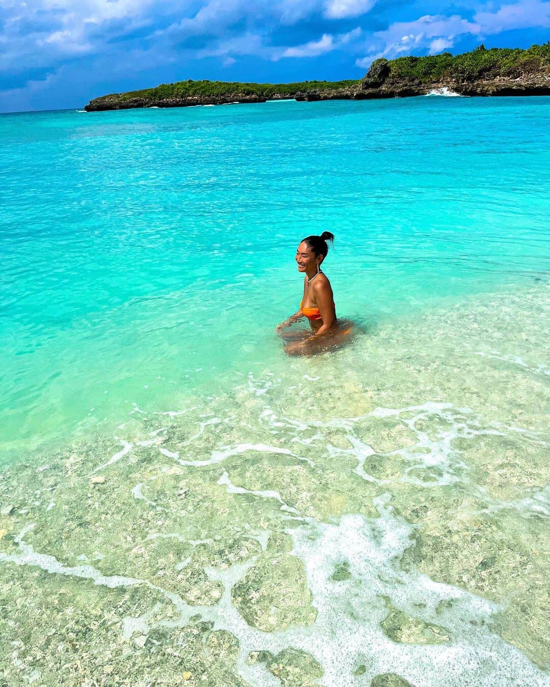 大下瞳美のインスタグラム：「柔らかく包み込んでくれる宮古島の海が大好きなんです。  ただいま、宮古島。  #宮古島リトリート #宮古島ブルー  #海 #miyakoisland  #beachlife  #roxylife #miyakojimaretreat  #okinawajapan」