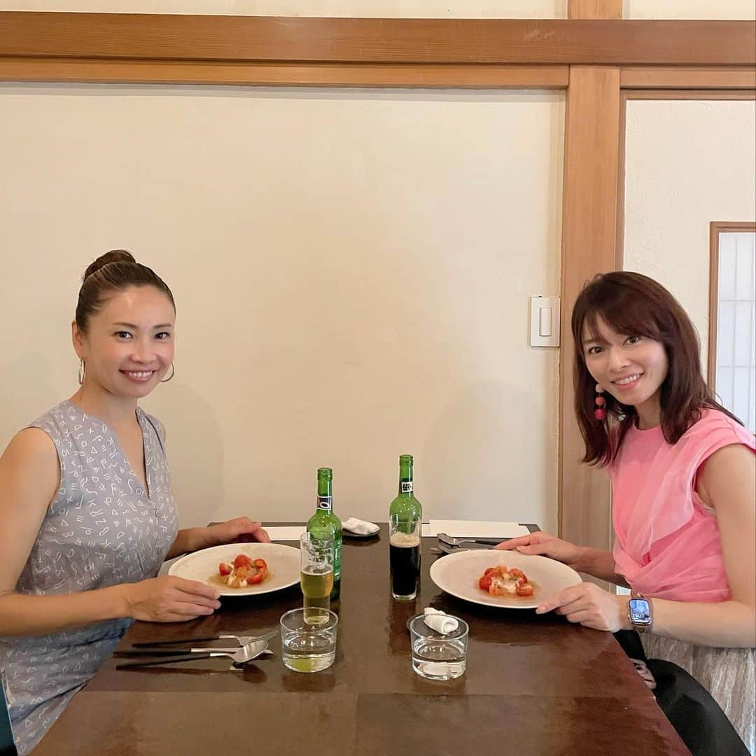 吉村民のインスタグラム：「随分時間がたってしまいましたが、 前田真理子ちゃんと 鎌倉のensoに行ってきました。 私たち、共にensoファンです♡  バタバタと嵐のように過ごす毎日。 非日常的な鎌倉の落ち着いた古民家で、 神奈川県産や鎌倉産の野菜やフルーツや魚などの季節ごとの旬の食材と味や香り、 ビックリするほど研究された発酵料理をいただくと、 疲れもストレスも吹っ飛びます☺︎  久しぶりの真理子ちゃんとの時間だったので、 現状報告と思い出話であっという間に時間が過ぎてしまいました。  この時いただいたコースは「楽夏　エンジョイサマー！」でしたが、 もう秋のメニューになっているので、近々またお邪魔する予定です🌰  #enso  #鎌倉  #鎌倉グルメ  #鎌倉ランチ  #発酵  #発酵料理」