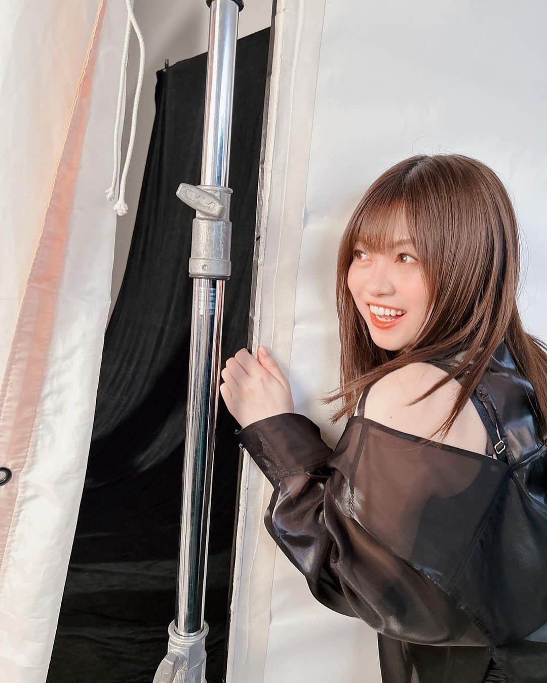鈴木このみさんのインスタグラム写真 - (鈴木このみInstagram)「本日 #ExtremeFlag ツアー 札幌公演🛫  マフラーを引っ張り出してきました🧣皆さんも防寒対策しっかりと…！  元気にいきましょい。よろしくね✨🤝  #アー写撮影のオフショット📸 #XAIちゃんのソロカット撮影を #覗き見する人  #ヘブバン #シーレジェ  #いくら大好き」10月7日 7時46分 - konomin_official