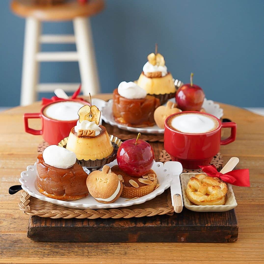 junjunのインスタグラム：「🍎  りんごでちょっとひと休み  タルトタタン りんごレアチーズケーキサンド りんご飴のタルト りんごプリン アップルパイポップ  @ouchicafe_jp #秋冬ほっこりおうちカフェ  #タルトタタン #クッキーサンド #りんご飴 #プリン #アップルパイ #おうちカフェ #ホムカペ #cafestagram #カフェスタグラム #instacafe #カフェ部 #カフェ好きな人と繋がりたい #homemadesweets #手作りおやつ #お菓子作り好きな人と繋がりたい #今週もいただきます #キッチンからlove #私のおいしい写真 #インスタ探検隊 #Hanakogram #KURASHIRU #おうちごはんLover  #フーディーテーブル #ごちそうさまが宝物 #コッタ #キナリノ #エルグルメ #マカロニメイト #IGersJP」