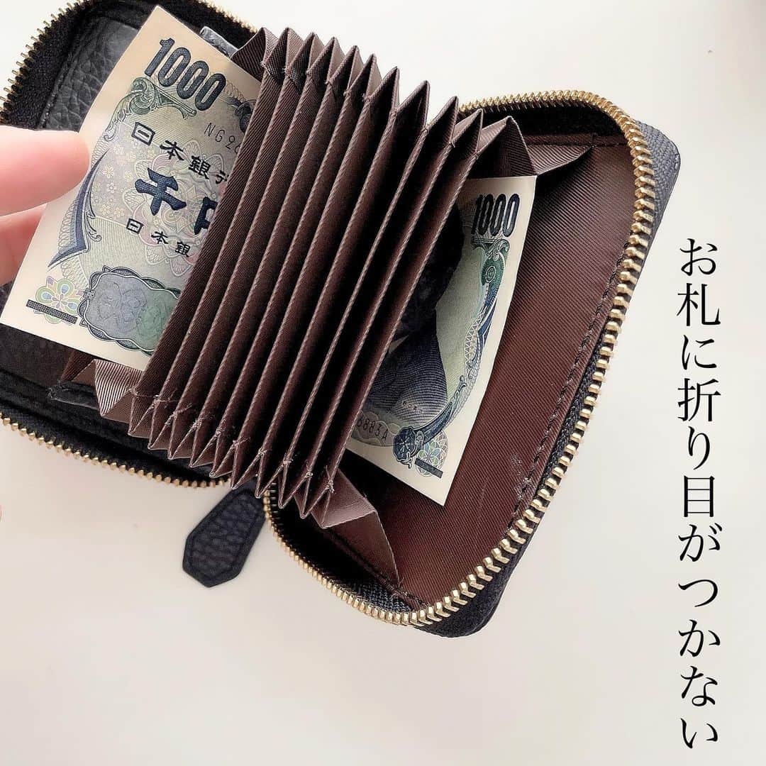 meiさんのインスタグラム写真 - (meiInstagram)「. @mura.gifu.jp  イタリアンレザー スキミング防止 コンパクト じゃばら式 ミニ財布  小ぶりなバッグで出かける時は二つ折り財布が便利👛 今まで使ってた財布は小銭をを出す時にとっても出しづらくてお金を払う時時間がかかってたけど、これはコインポケットがガバッと開くからめちゃ使いやすい！ あと、カードもじゃばらになっててたくさん入るしお札も折り目をつけることなく入れられるからスゴイ スキミング防止フィルム搭載だから安心して使えるよ✨ カラバリ6色展開🌈  ストーリーにリンク貼っておくのでチェックしてみてね  #PR #ムラ人 #財布 #イタリアンレザー #財布 #イタリアンレザー #じゃばら財布 #小物 #二つ折り財布 #スキミング防止財布」10月7日 7時49分 - mei.5.7.des