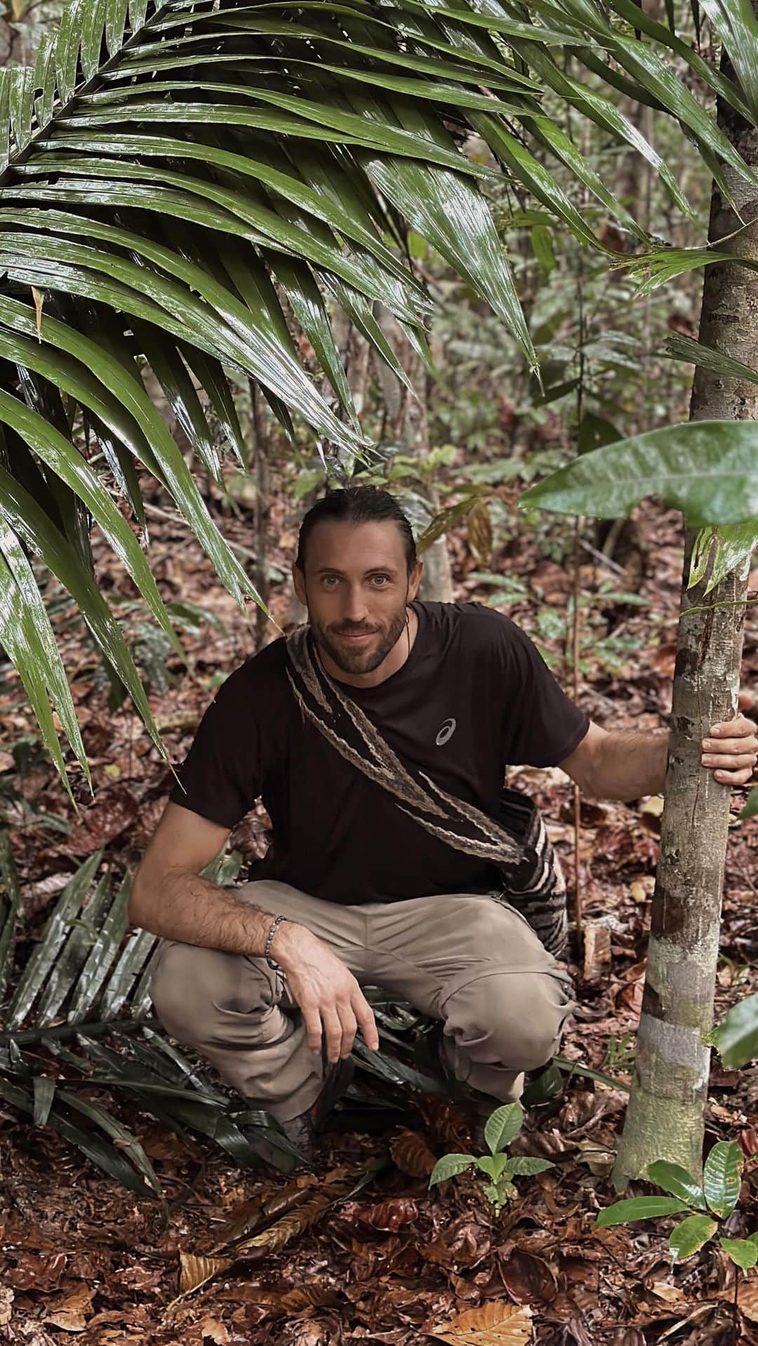 ディラン・モスコビッチのインスタグラム：「Into the Forest, into the wilderness of my being, I open my heart and plunge into the realm of the plants.  They clean me, heal me, teach me. They show me the way to my truth. They offer a path forward.  Amidst the fear and pain, I see, feel and understand love.  Not as a taking but as a giving of the self from the heart.   With intention and attention.   As a prayer.   As the path  As the way.   The unifying force of creation, existing in everything, weaving us all together in the beautiful tapestry of existence.   It’s the place of peace in my heart, body, and mind where I access stillness and can remember the simplicity and perfection of being.   It asks of me effort, courage, strength, trust, surrender, faith and devotion.   It’s the guiding light that brings me home.   My offering for this beautiful gift is to live a life dedicated to the study of self and spirit. Devoting to the expansion of my awareness and shedding of myself that which doesn’t serve this divine purpose of walking in alignment with love.   Deep gratitude for Maestra Lila and Maestro Damian who caretake and devote to their sacred Shipibo path of healing and Spirit.」