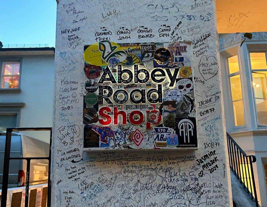 寺川里奈さんのインスタグラム写真 - (寺川里奈Instagram)「The Beatlesの聖地inロンドン Part4 🇬🇧Abbey Road  The time has come.  I have been waiting for this moment for so long..💛  #abbeyroad #abbeyroadstudios  #england #london #thebeatles」10月7日 7時53分 - rina_terakawa