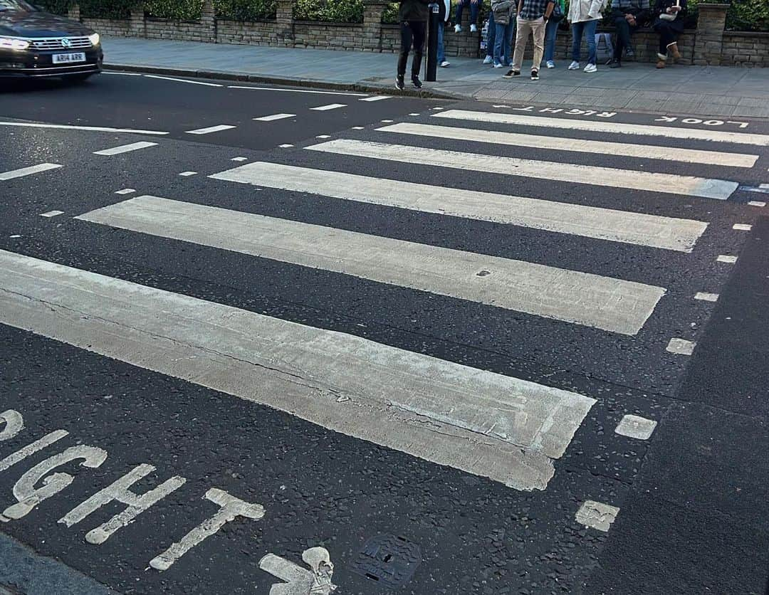 寺川里奈さんのインスタグラム写真 - (寺川里奈Instagram)「The Beatlesの聖地inロンドン Part4 🇬🇧Abbey Road  The time has come.  I have been waiting for this moment for so long..💛  #abbeyroad #abbeyroadstudios  #england #london #thebeatles」10月7日 7時53分 - rina_terakawa