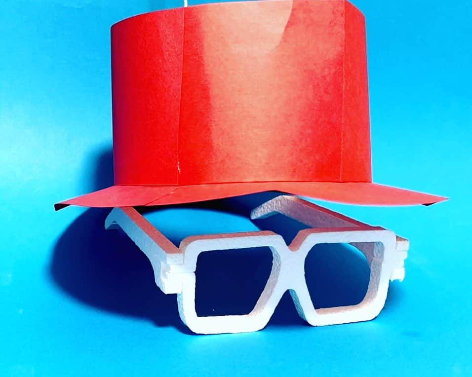 できたくん（高橋和之）さんのインスタグラム写真 - (できたくん（高橋和之）Instagram)「新発売！  「できたくんの工作キット」  できたくんのトレードマークの  ・発泡スチロールメガネ ・赤い帽子  が作れちゃう！！！  キットの中には、発泡スチロールメガネのパーツと、赤い色画用紙が入ってます。  説明書も入っているのでそれを見ながらも作れるし  YouTubeでは動画で作り方を紹介しています♪  ハロウィンに、できたくんに仮装する強者はいないと思いますが  できたくんのイベントにコレを着けて来てくれるコがいたりしたら嬉しーな☆  大人も子供も着けられるフリーサイズです！  Baseで買えるよ〜  https://dekitakun.base.shop/items/78962465  #できたくん #ちゃんねるできたくん #工作キット #工作大好き #ハロウィン #仮装」10月7日 7時59分 - dekitakun